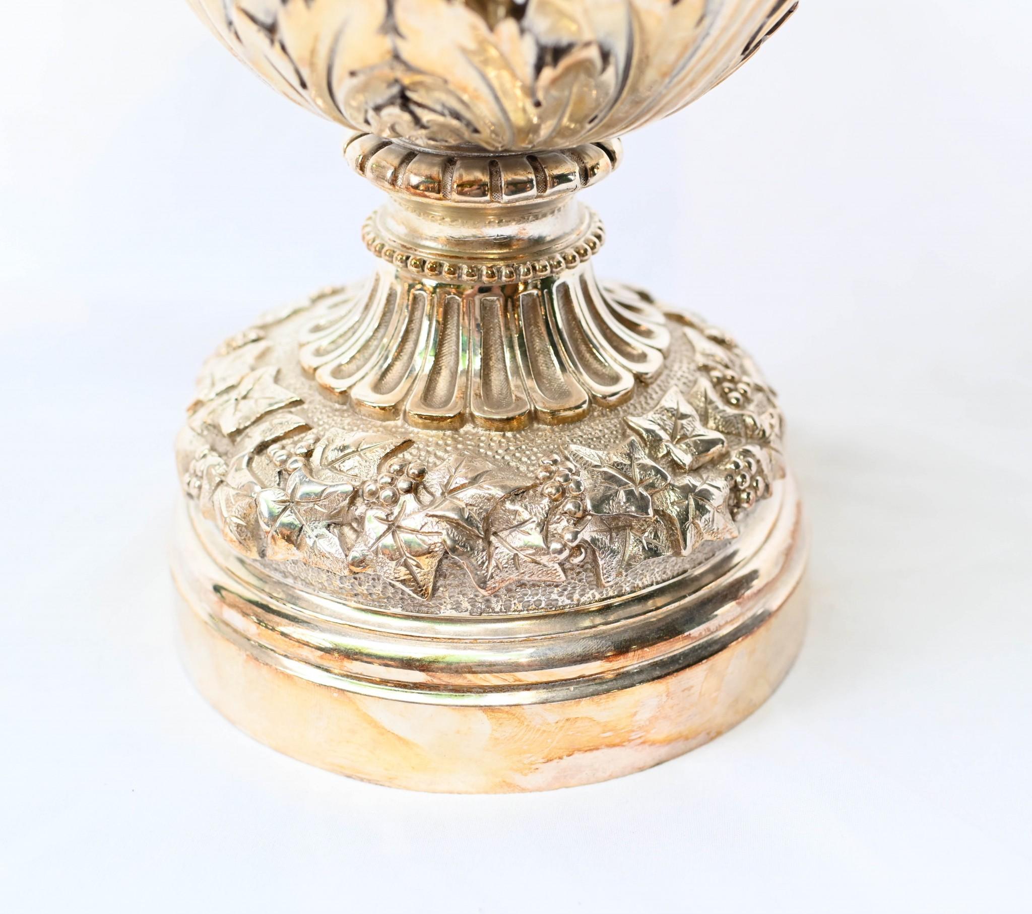 Coppia di vasi Ewers francesi in bronzo dorato Napoleone III Cherubino In condizioni buone in vendita a Potters Bar, GB