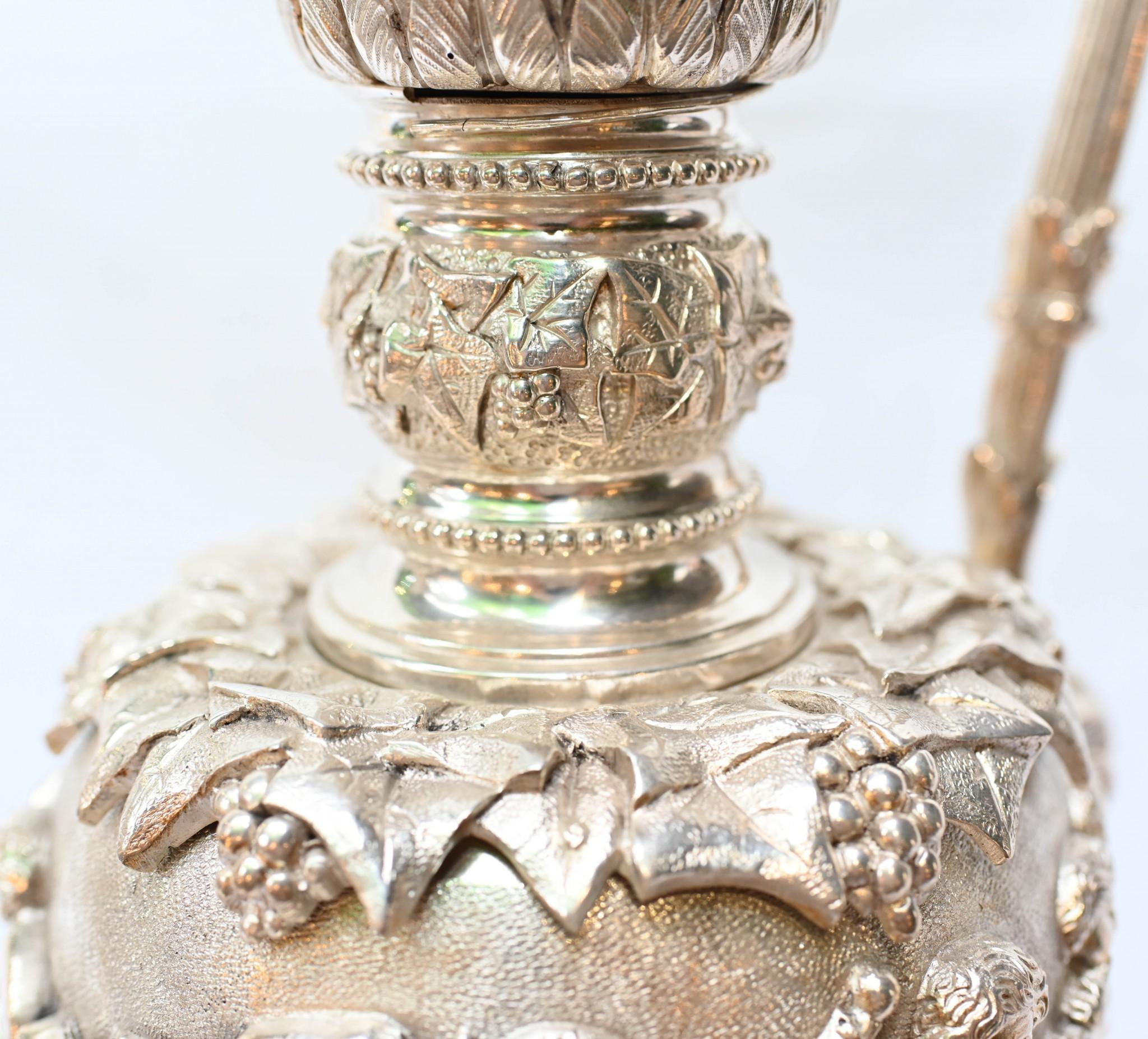 Fine XIX secolo Coppia di vasi Ewers francesi in bronzo dorato Napoleone III Cherubino in vendita