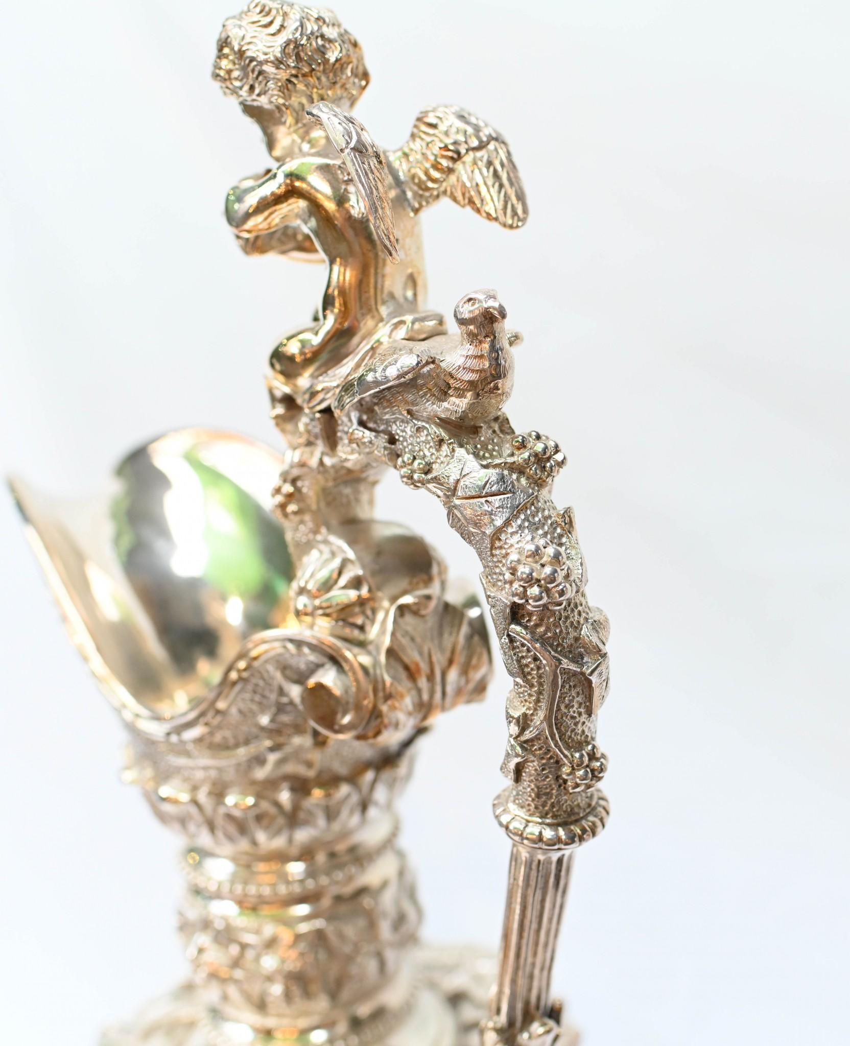 Bronzo Coppia di vasi Ewers francesi in bronzo dorato Napoleone III Cherubino in vendita