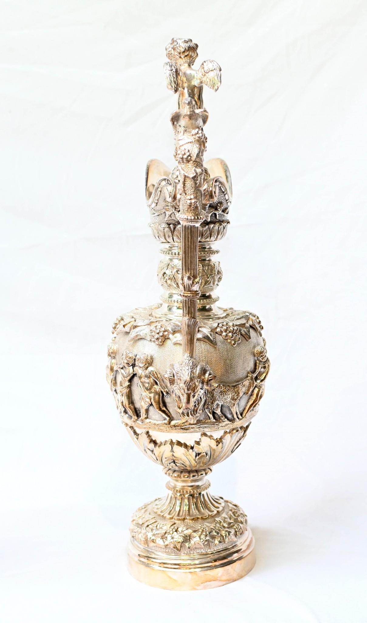 Coppia di vasi Ewers francesi in bronzo dorato Napoleone III Cherubino in vendita 1