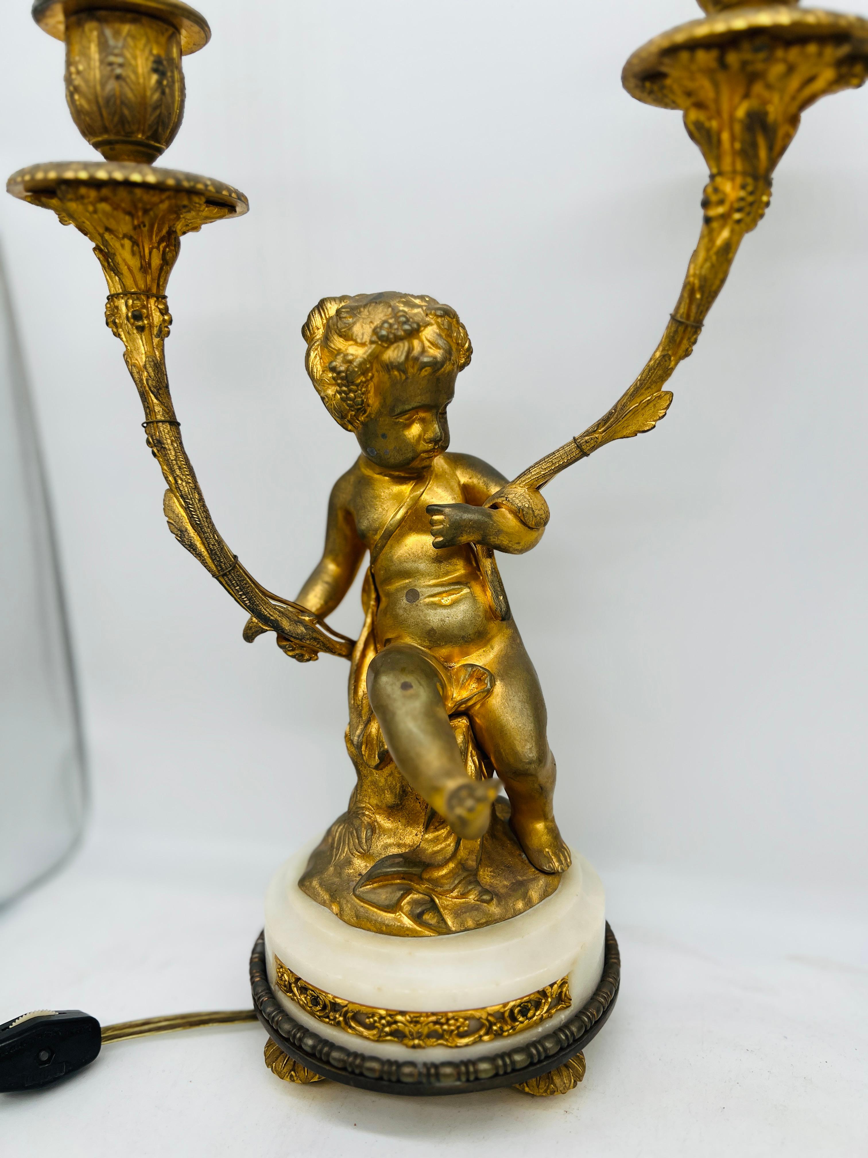 Esta soberbia pareja de candelabros de bronce dorado, ahora electrificados, encarna la elegancia y el encanto del Renacimiento italiano, mezclados con elementos del estilo Luis XVI. Los putti, que representan a los hijos de Baco, simbolizan la