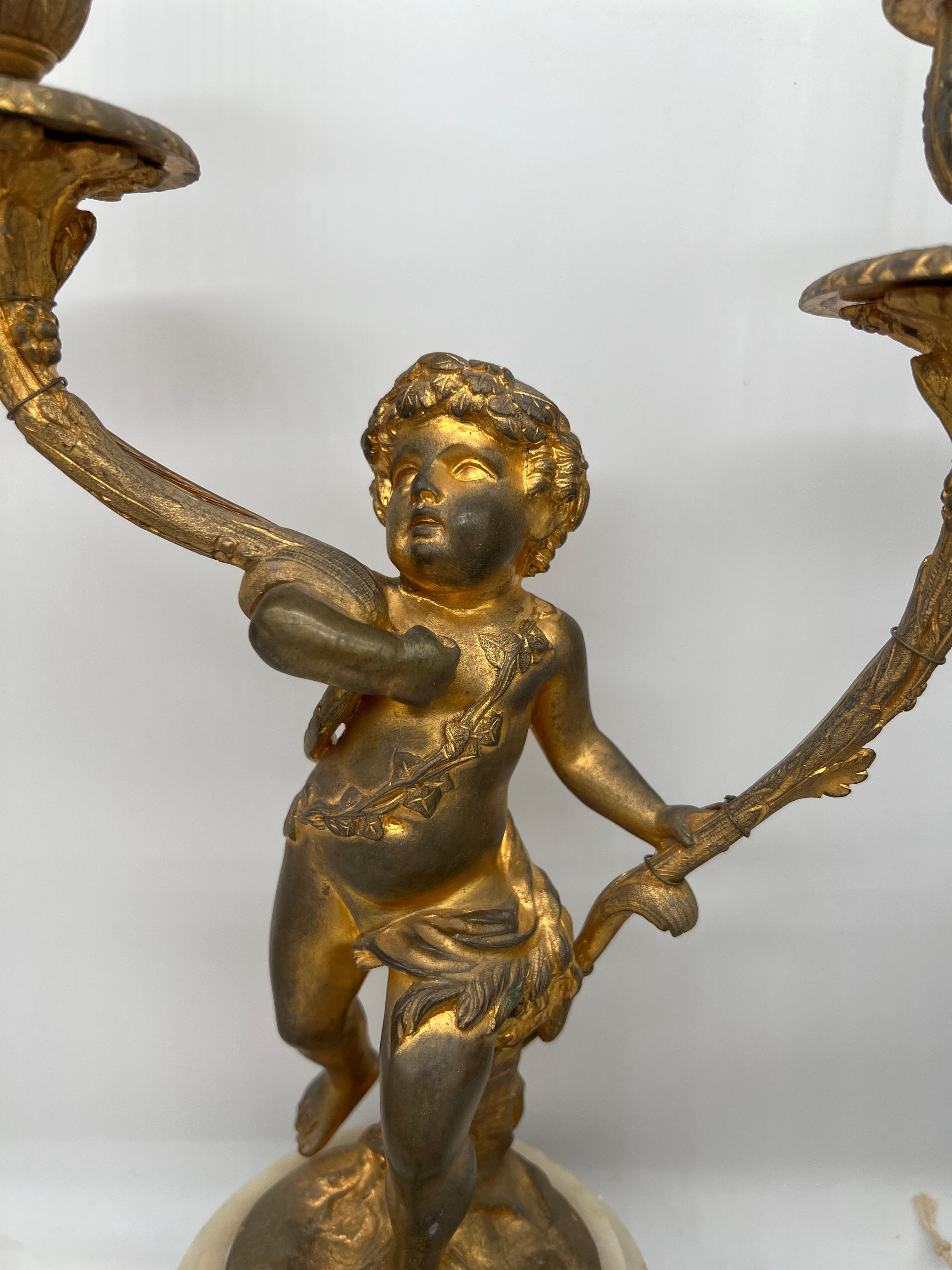 Pareja, Lámparas Candelero Putti de Bronce Dorado Estilo Luis XVI Siglo XIX en Bueno estado para la venta en Atlanta, GA