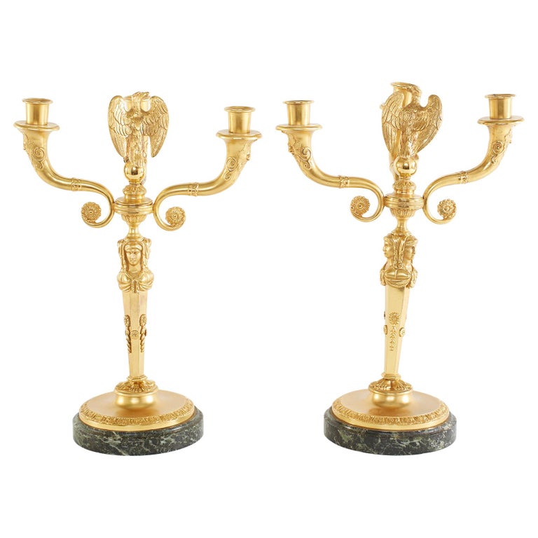 Paire de candélabres à trois bras de lumière en métal argenté, décor de