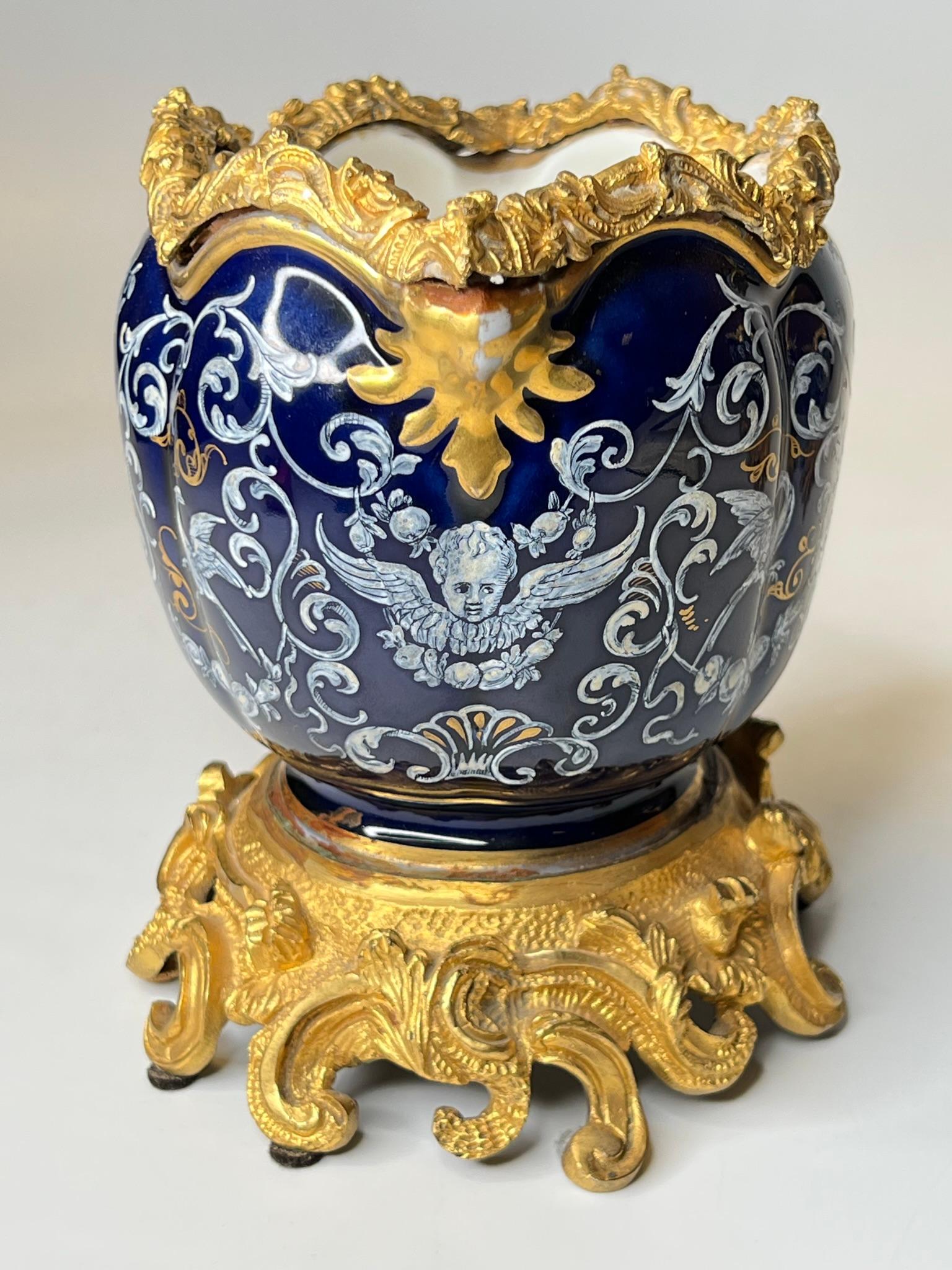 Coppia di cachepot in porcellana montati su bronzo dorato con disegni neoclassici a grisaglia in vendita 2