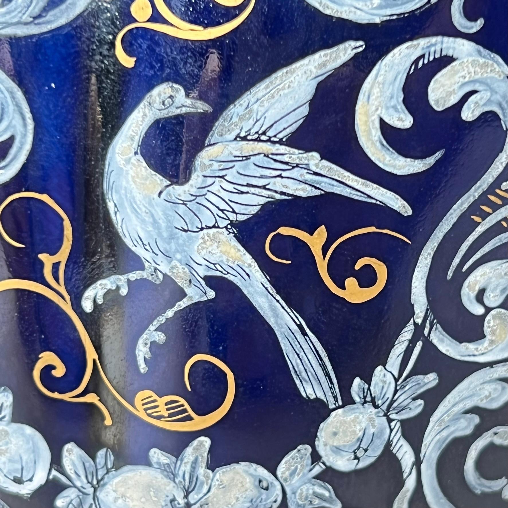 Coppia di cachepot in porcellana montati su bronzo dorato con disegni neoclassici a grisaglia in vendita 12
