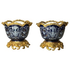 Paire de cache-pots en porcelaine montés sur bronze doré avec motifs de grisaille néoclassiques