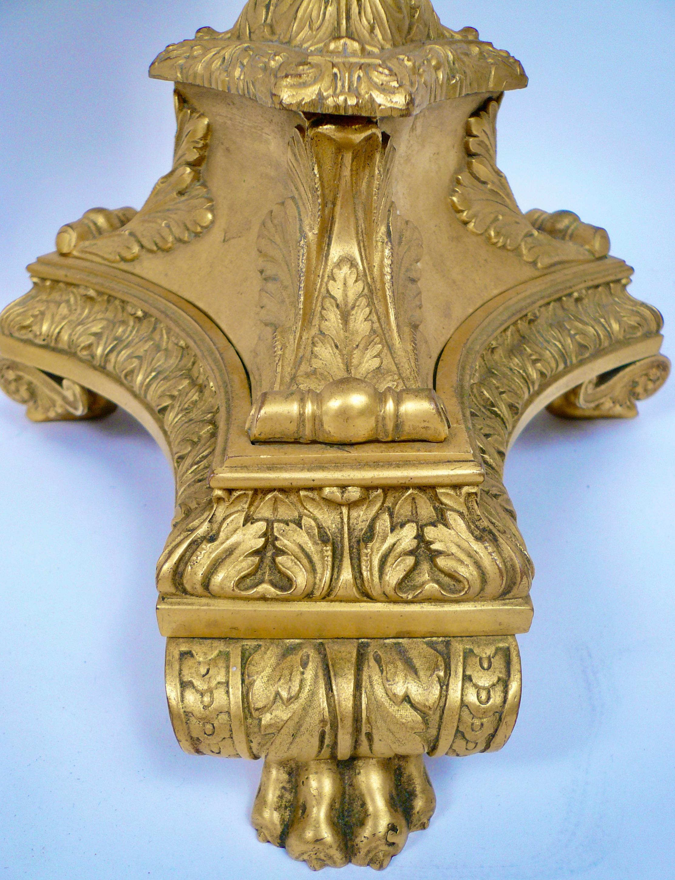 Coppia di lampade a candelabro neoclassiche in bronzo dorato firmate E. F. A. Caldwell in vendita 4
