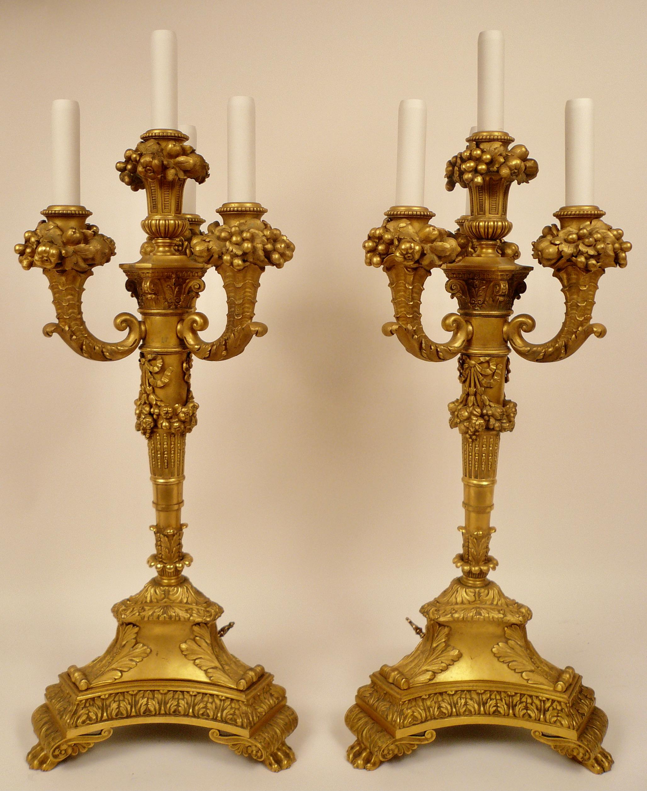 Questa impressionante coppia di candelabri in bronzo dorato in stile Luigi XVI è firmata dal famoso costruttore E.F. A. Caldwell. conservano la loro finitura dorata originale e le candele di porcellana!