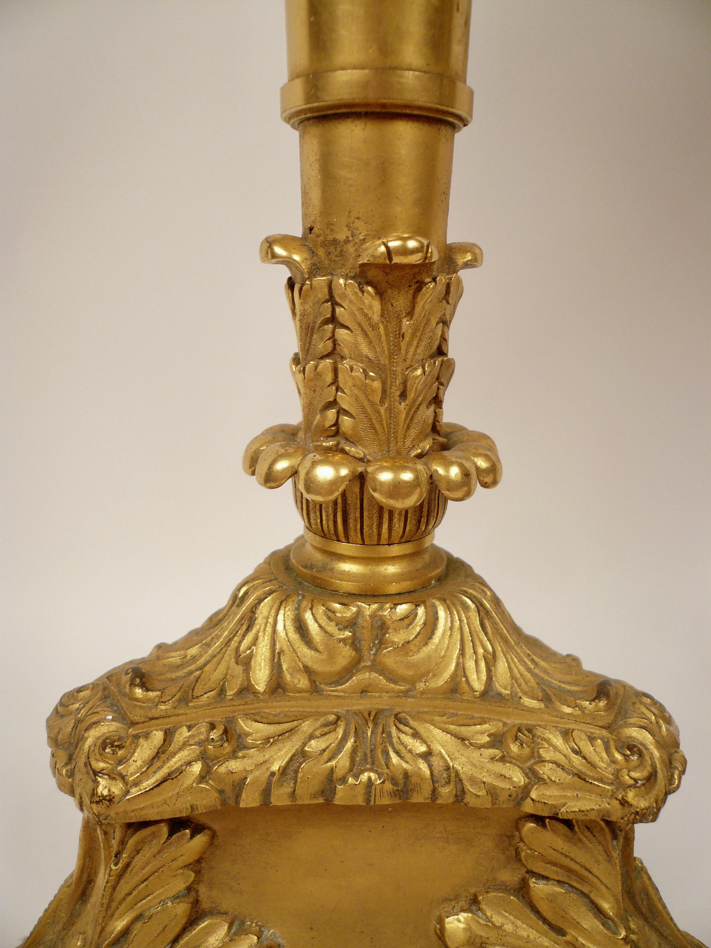 Americano Coppia di lampade a candelabro neoclassiche in bronzo dorato firmate E. F. A. Caldwell in vendita