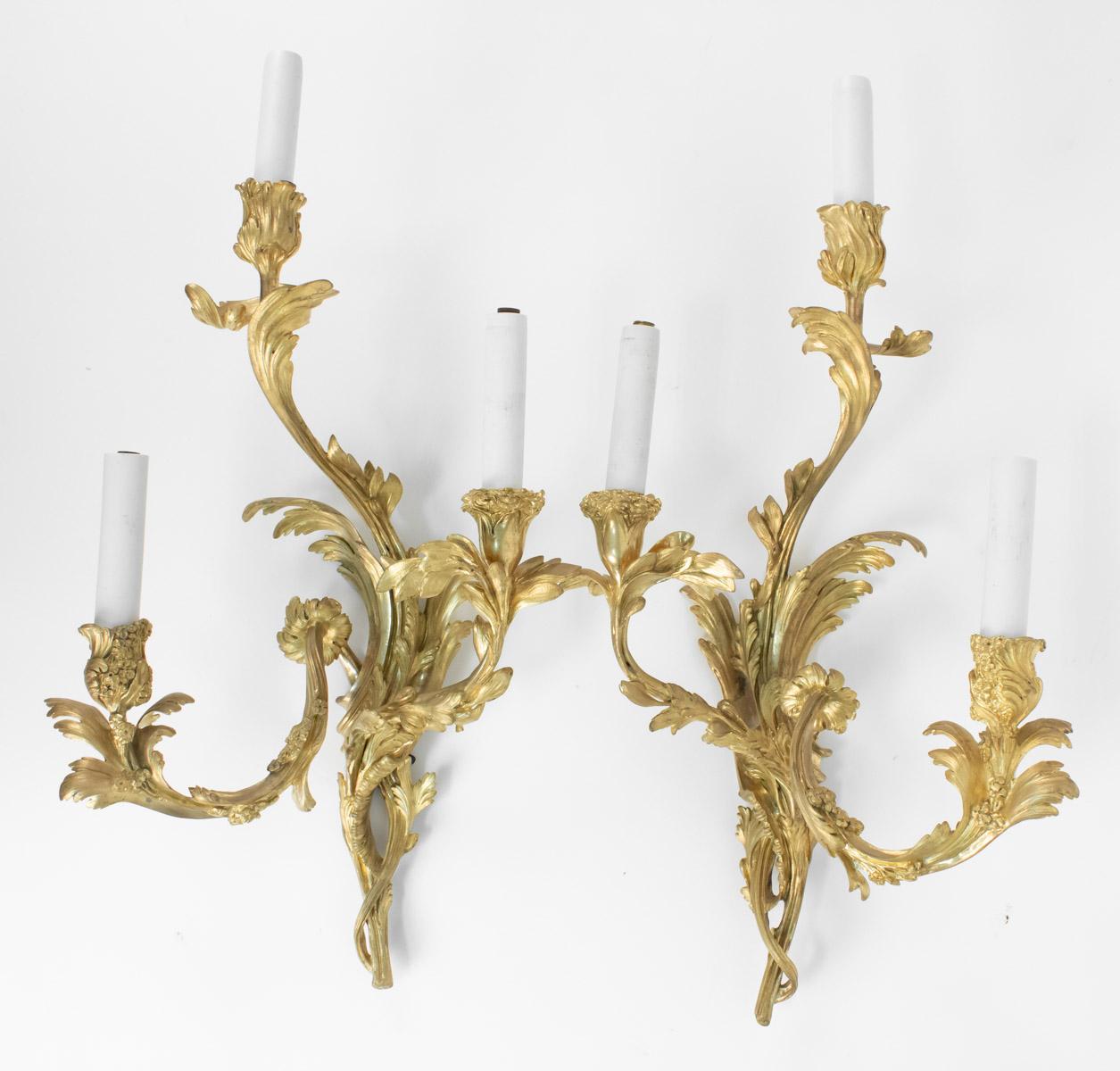 Pair of gilt bronze sconces from the 19th century, Louis XV style, Napoleon III period, 3 lights.
Measures: H 63cm, W 36cm, W 20cm.