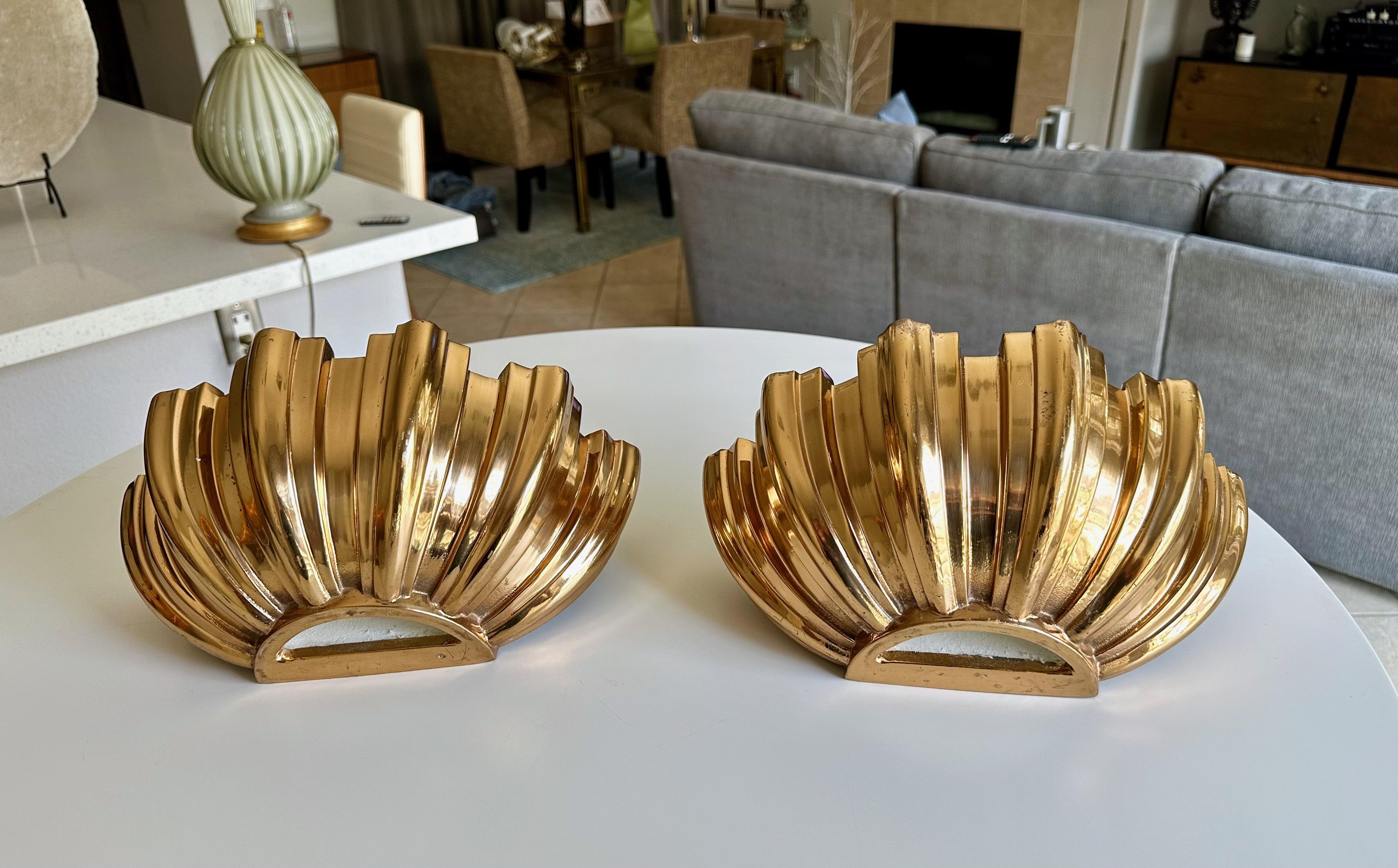 Paar Wandleuchter aus vergoldeter Bronze von Boyd's (Europäisch) im Angebot