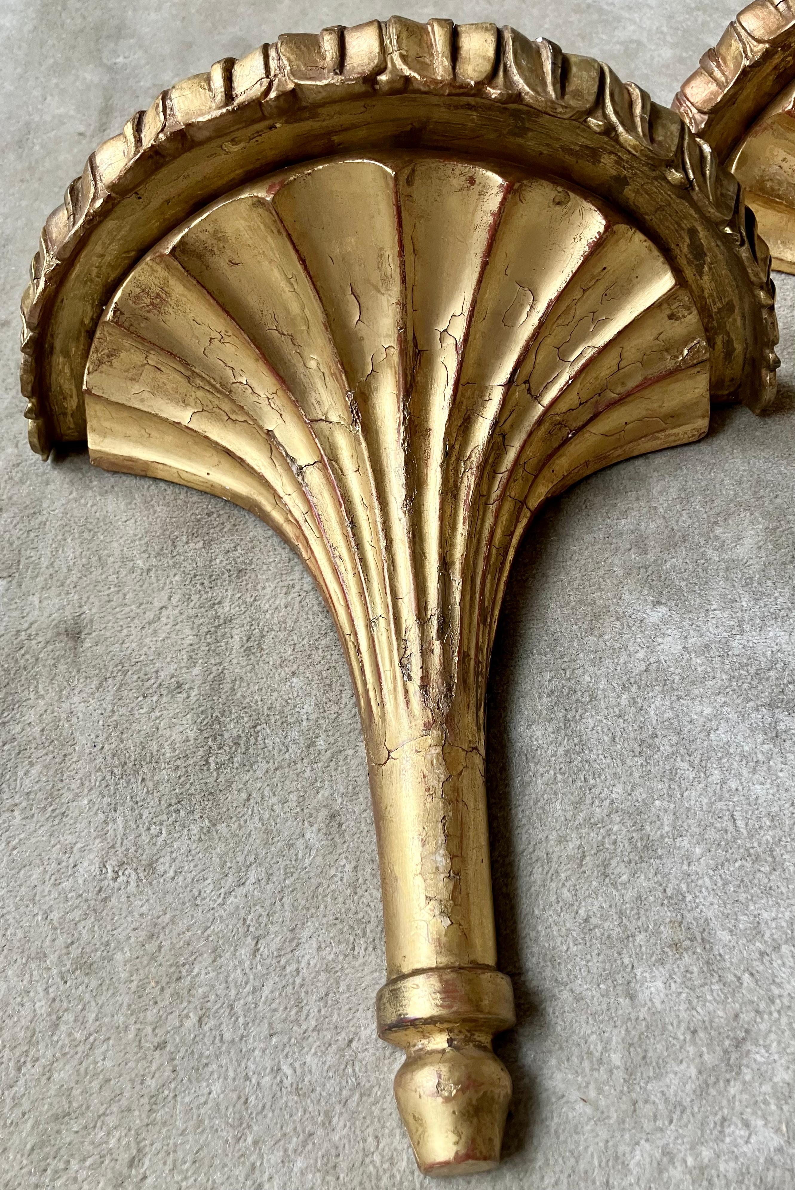 Par de ménsulas doradas talladas. Antigua consola inglesa de madera dorada tallada y escayola acanalada con detalle de borde de hoja de acanto sobre consola acanalada en abanico con terminal de pie de toupie. Inglaterra, mediados del siglo