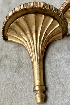 Paire de consoles sculptées et dorées