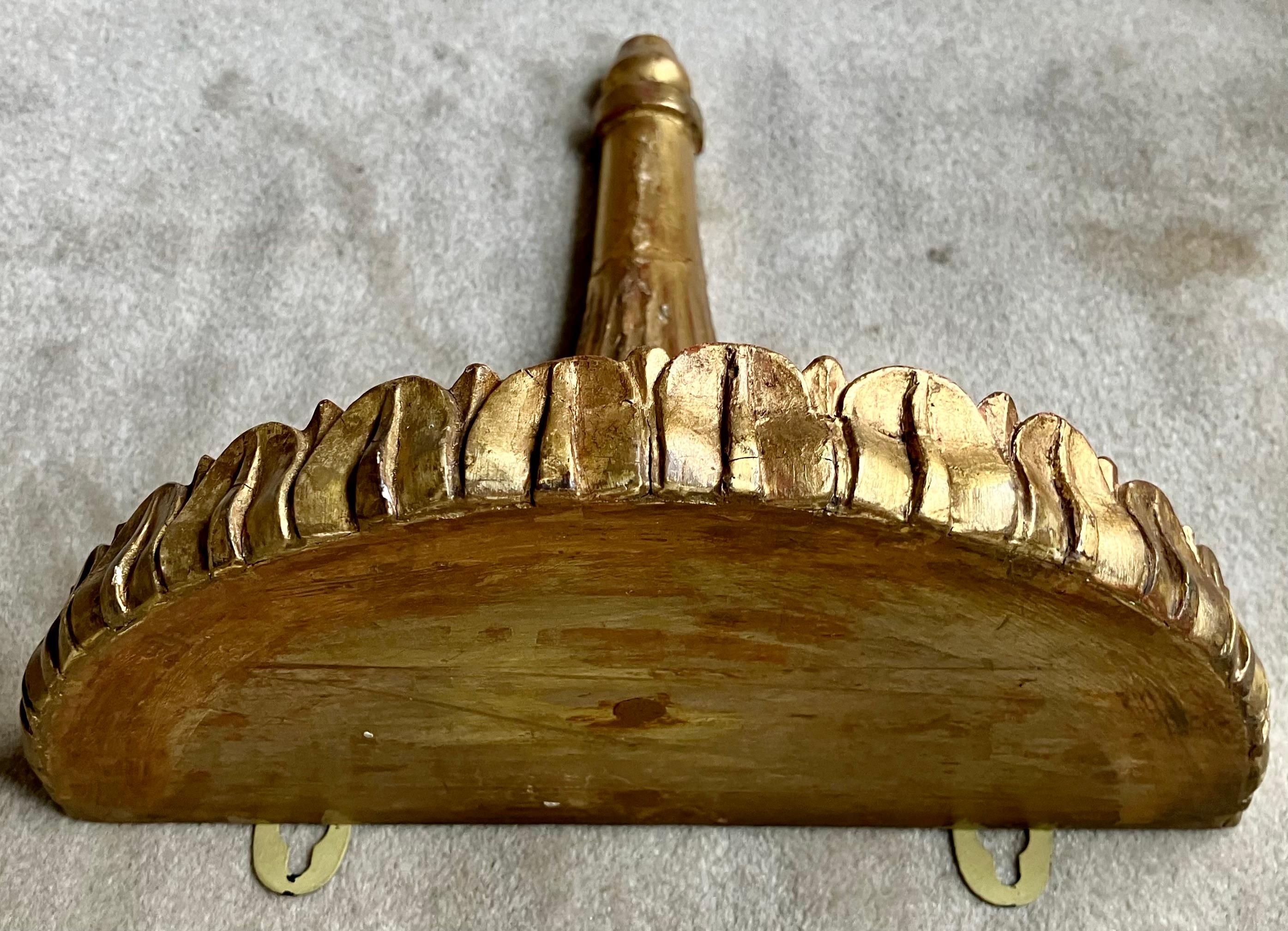 Pareja de ménsulas doradas talladas Dorado en venta