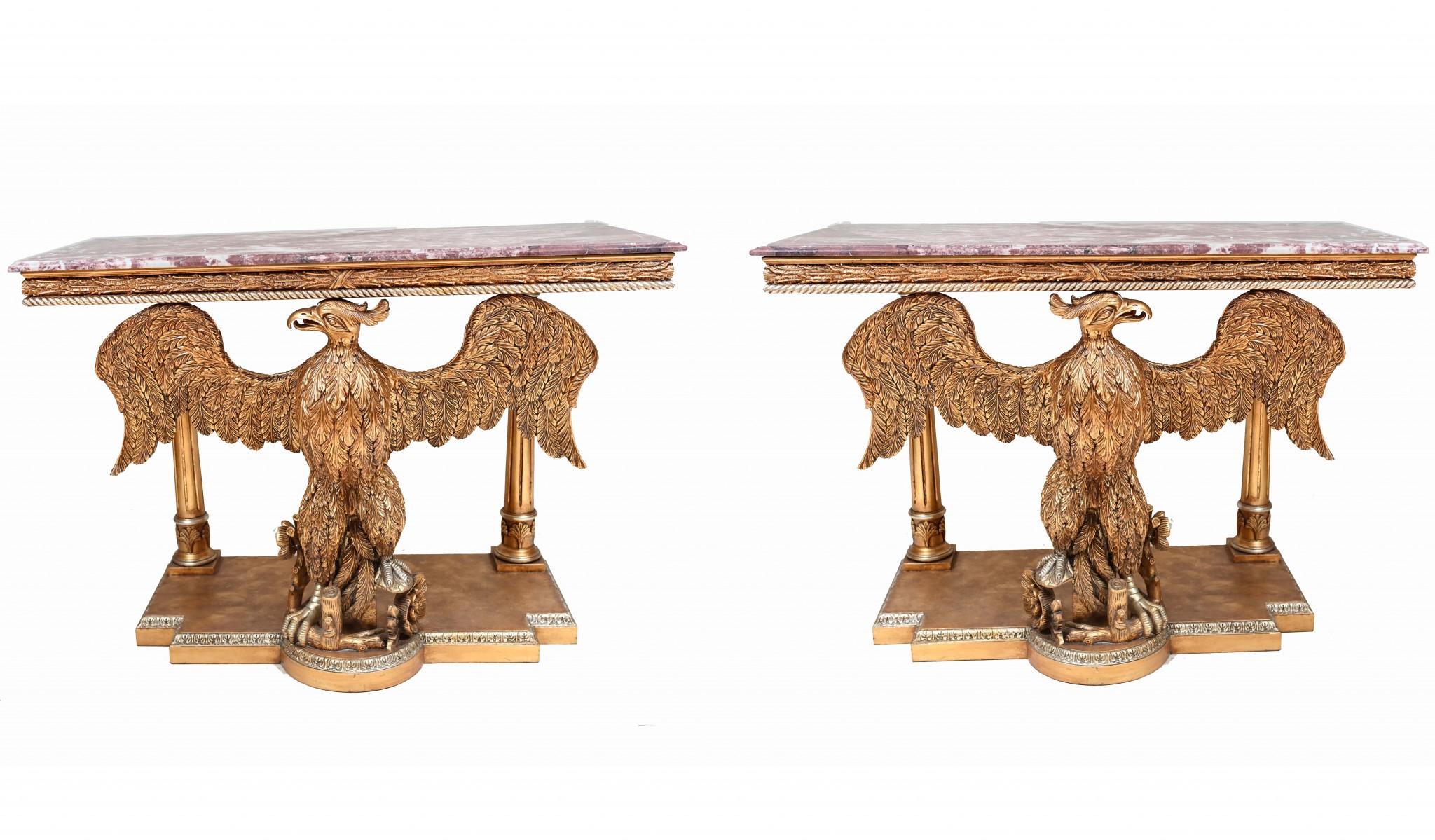 Merveilleuse paire de consoles Regency Revival avec aigle doré 
Cette paire a fière allure grâce aux plateaux en marbre italien, lisses et exempts d'éclats.
Parfait à gauche et à droite, chaque aigle regardant par-dessus son épaule
Un look
