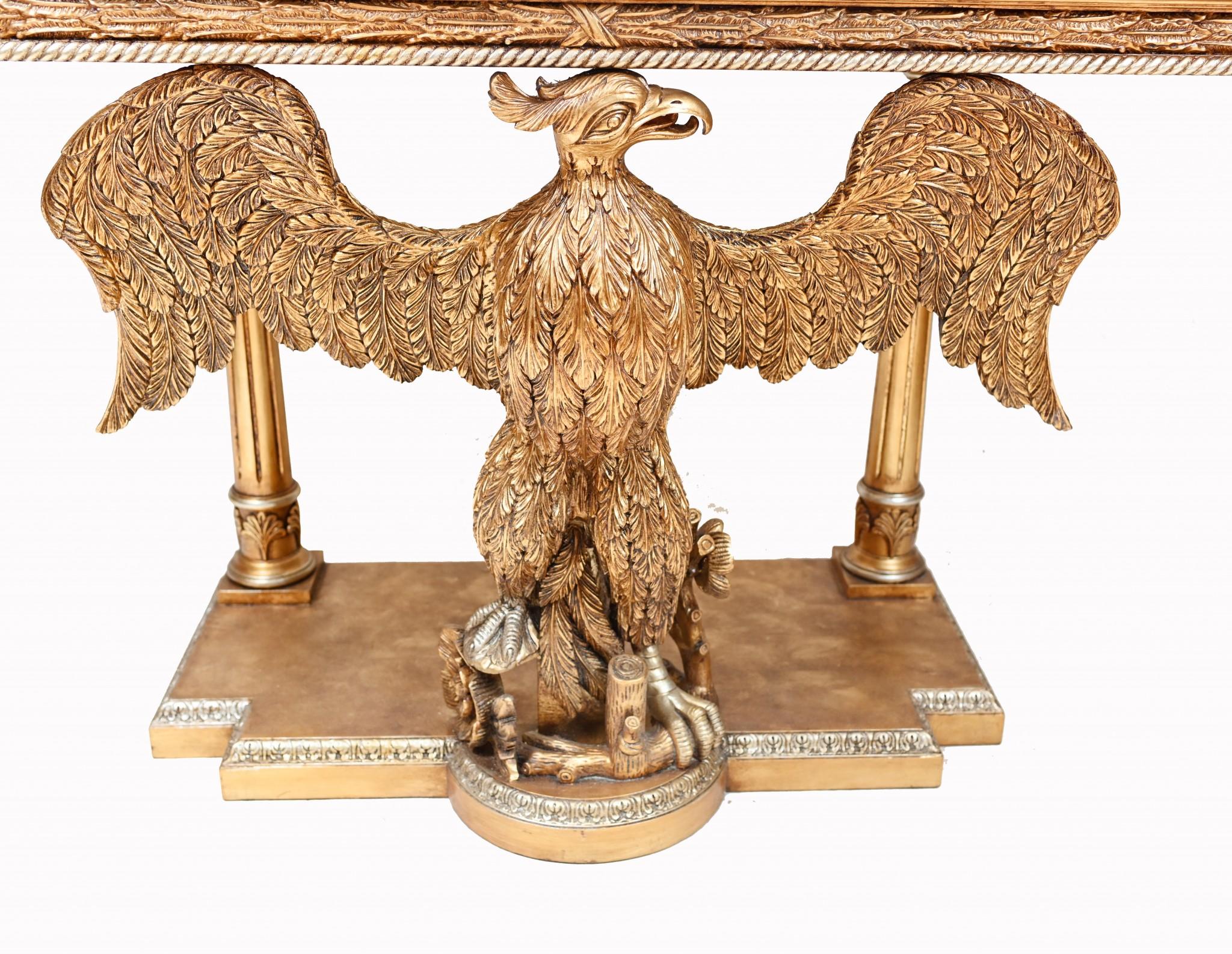 Paire de consoles en forme d'aigle doré de style Regency Revival Bon état - En vente à Potters Bar, GB