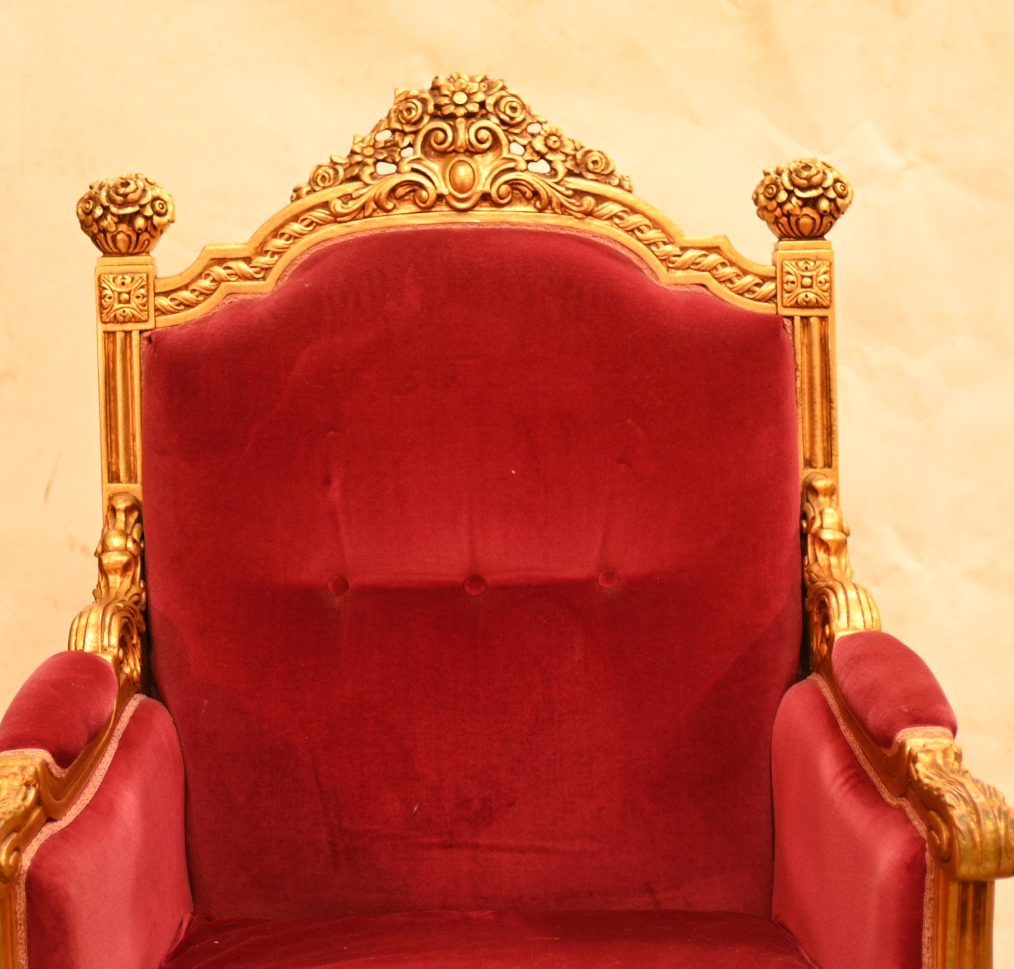 Paire de fauteuils dorés haut de gamme de style Empire
Paire élégante, très confortable pour s'asseoir et dont les cadres sont abondamment sculptés
La finition dorée lui confère un aspect royal
Nous le datons d'environ les années 1930
Acheté à