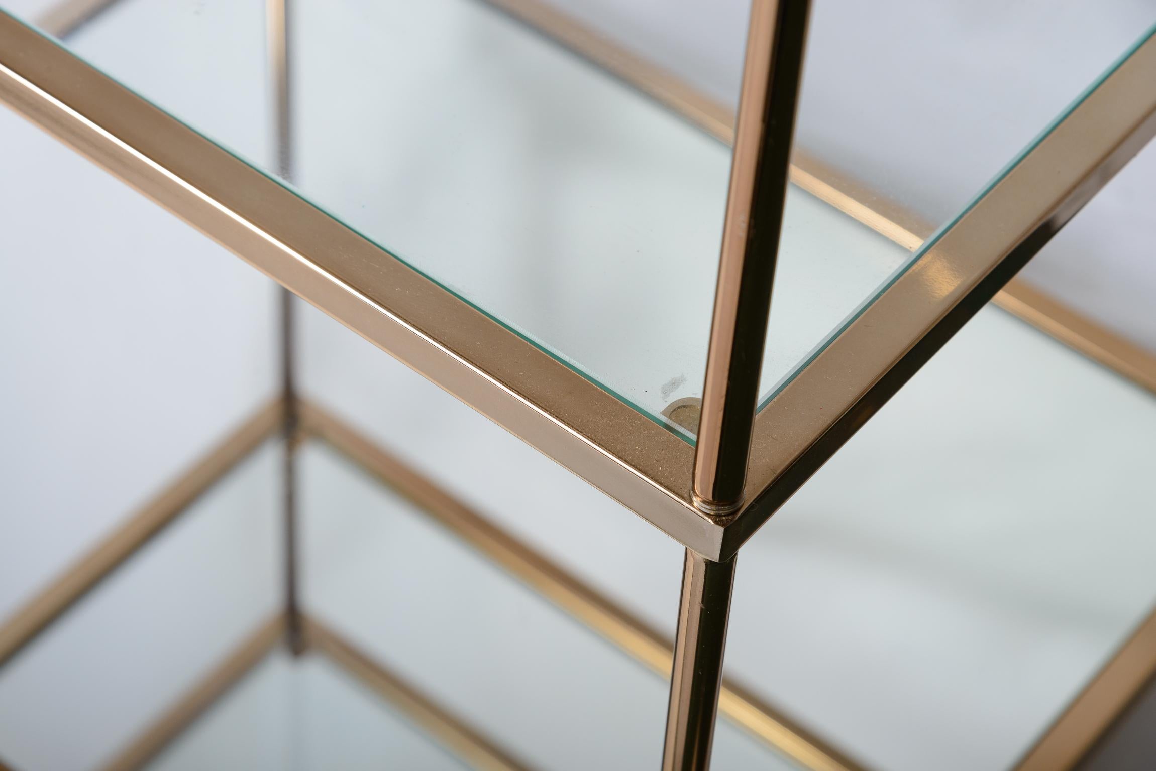 Pareja de mesas auxiliares de tres niveles de metal dorado y cristal al estilo de la Maison Jansen en venta 2