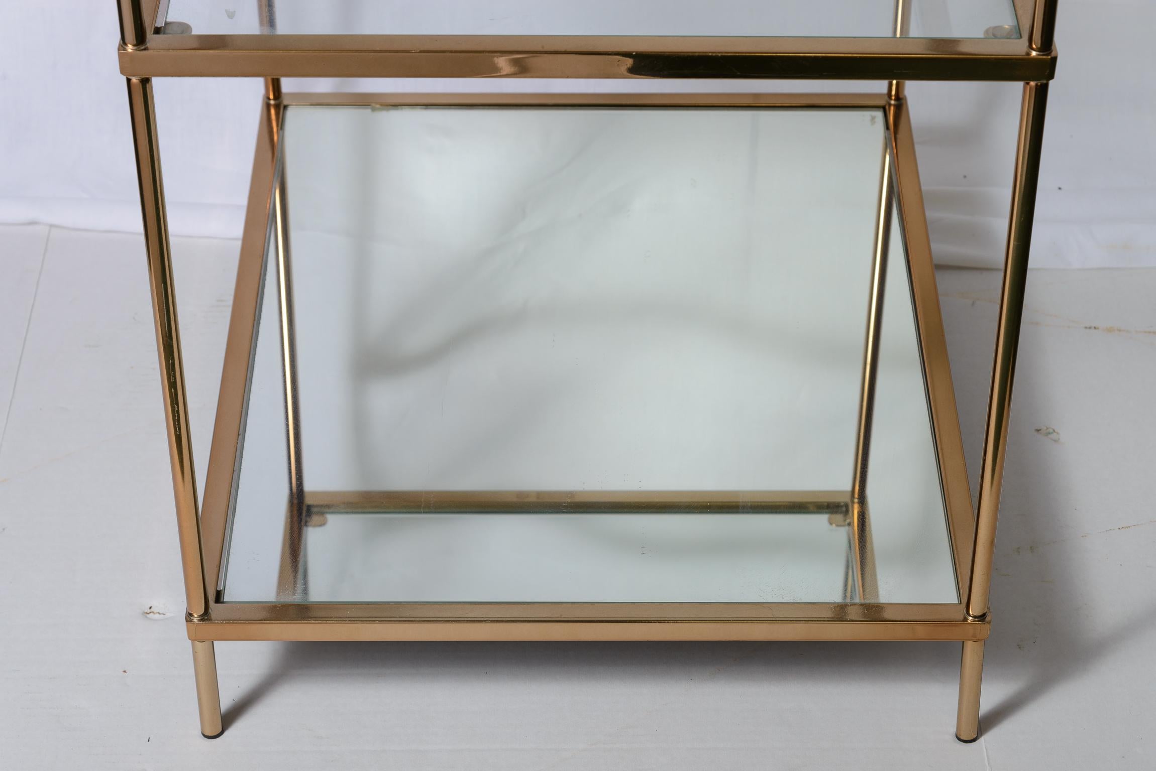 Pareja de mesas auxiliares de tres niveles de metal dorado y cristal al estilo de la Maison Jansen en venta 3