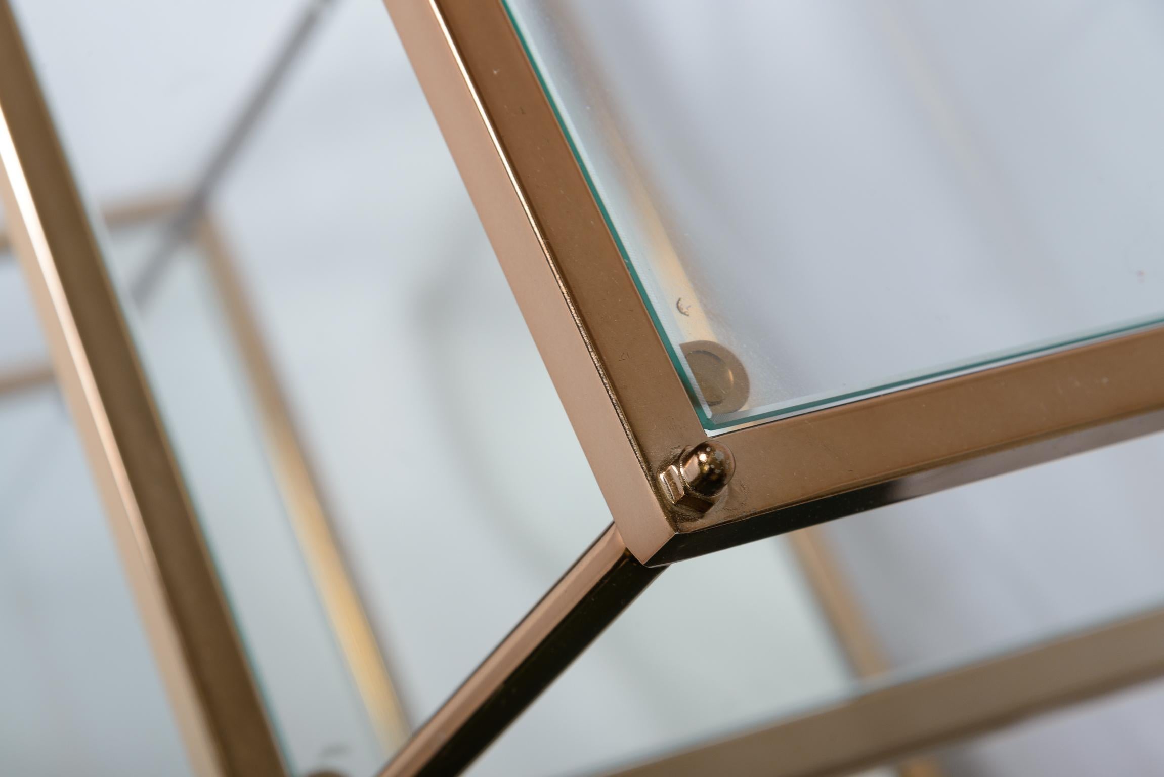Pareja de mesas auxiliares de tres niveles de metal dorado y cristal al estilo de la Maison Jansen en venta 4