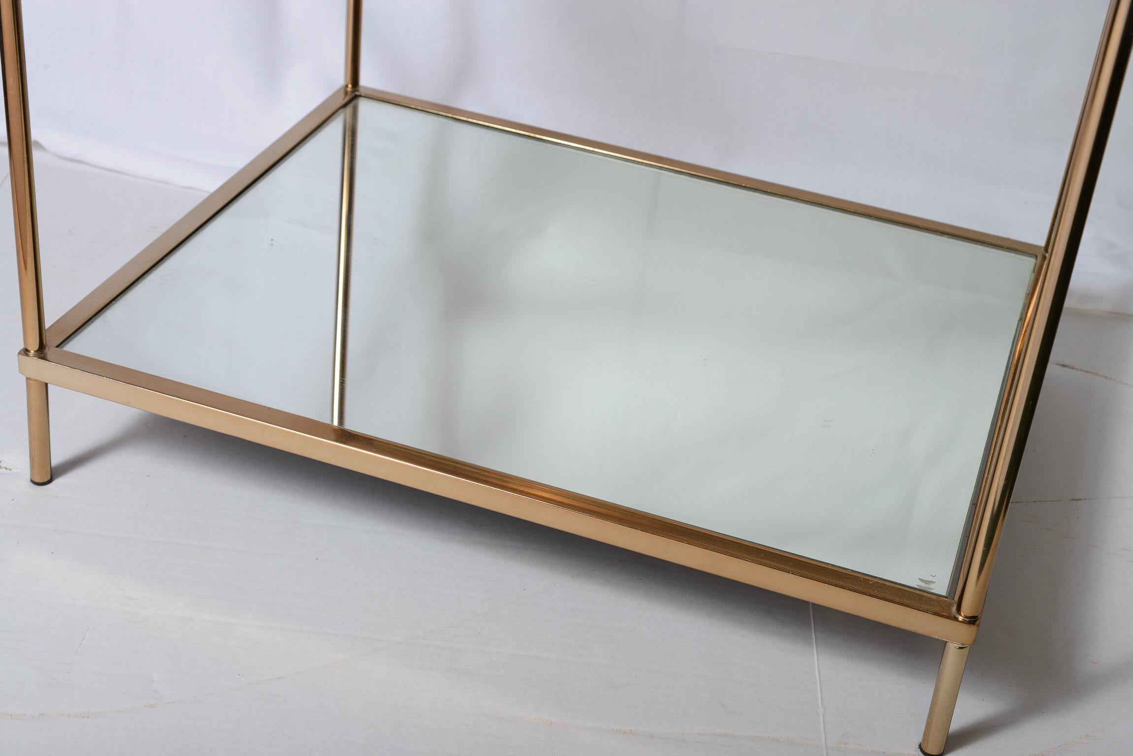 Pareja de mesas auxiliares de tres niveles de metal dorado y cristal al estilo de la Maison Jansen en venta 6