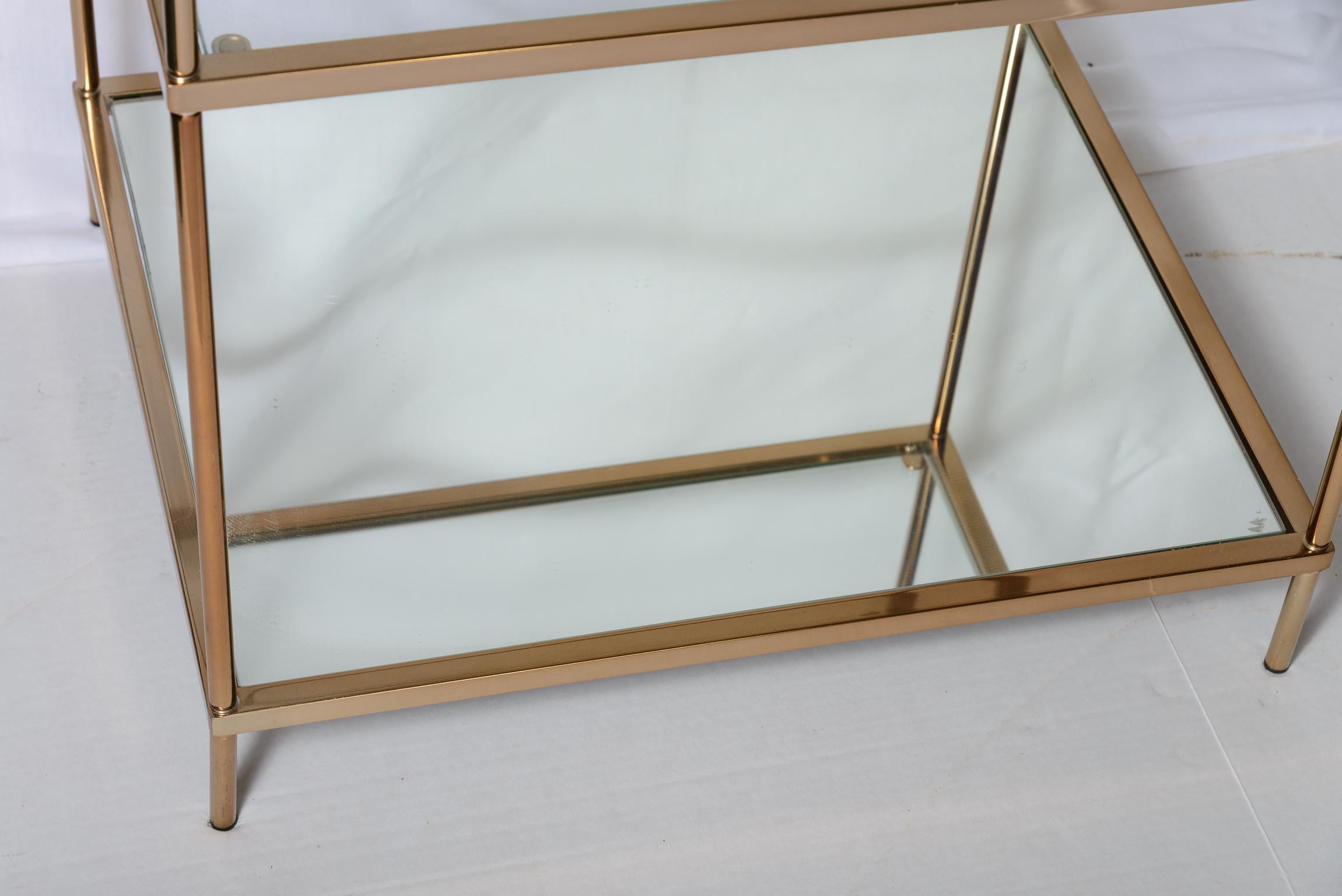 Pareja de mesas auxiliares de tres niveles de metal dorado y cristal al estilo de la Maison Jansen en venta 7