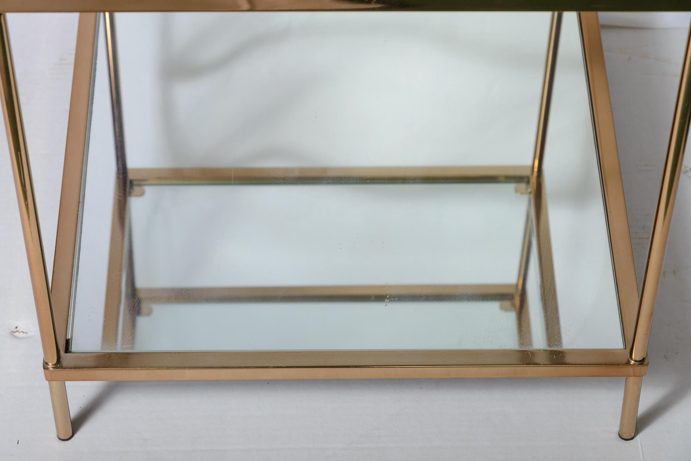 Pareja de mesas auxiliares de tres niveles de metal dorado y cristal al estilo de la Maison Jansen en venta 8