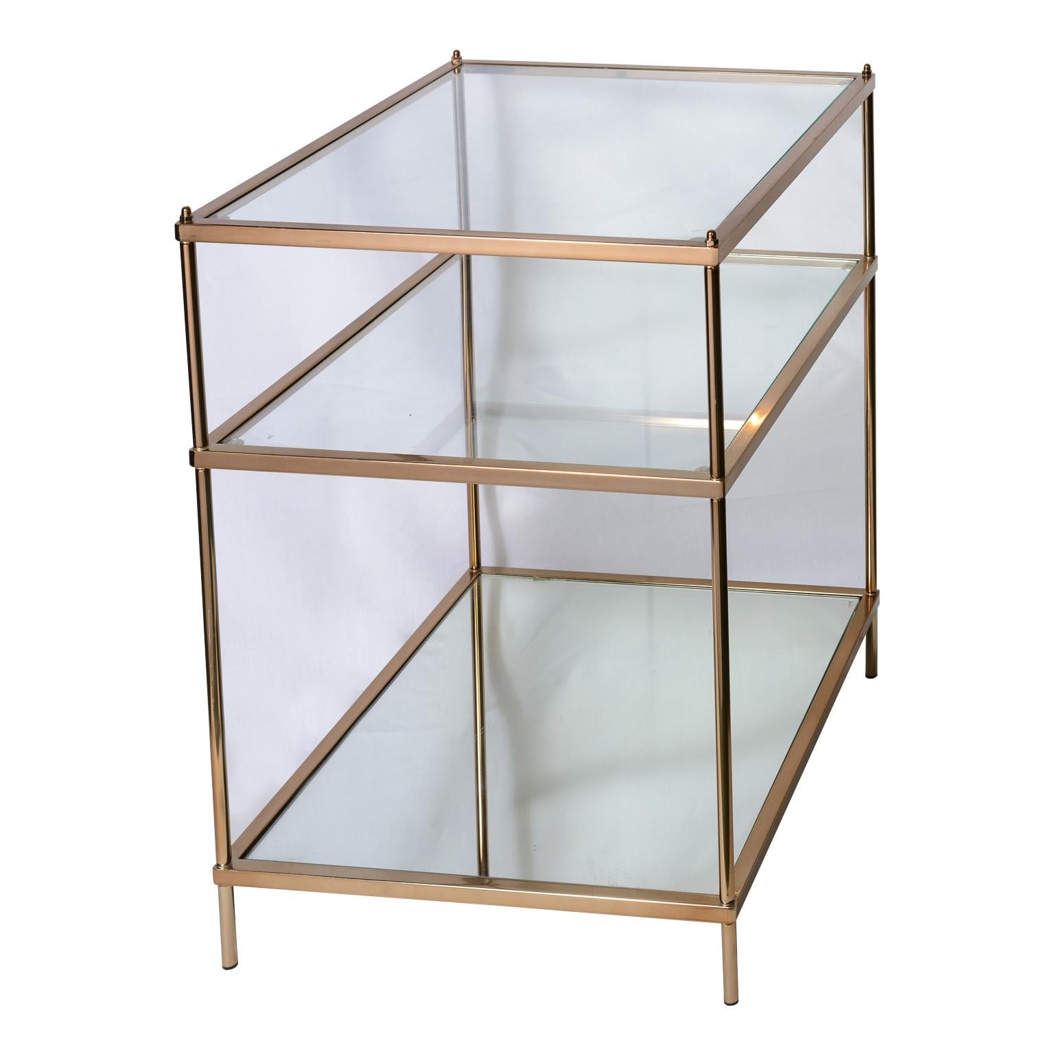 Pareja de mesas auxiliares de tres niveles de metal dorado y cristal al estilo de la Maison Jansen Moderno de mediados de siglo en venta