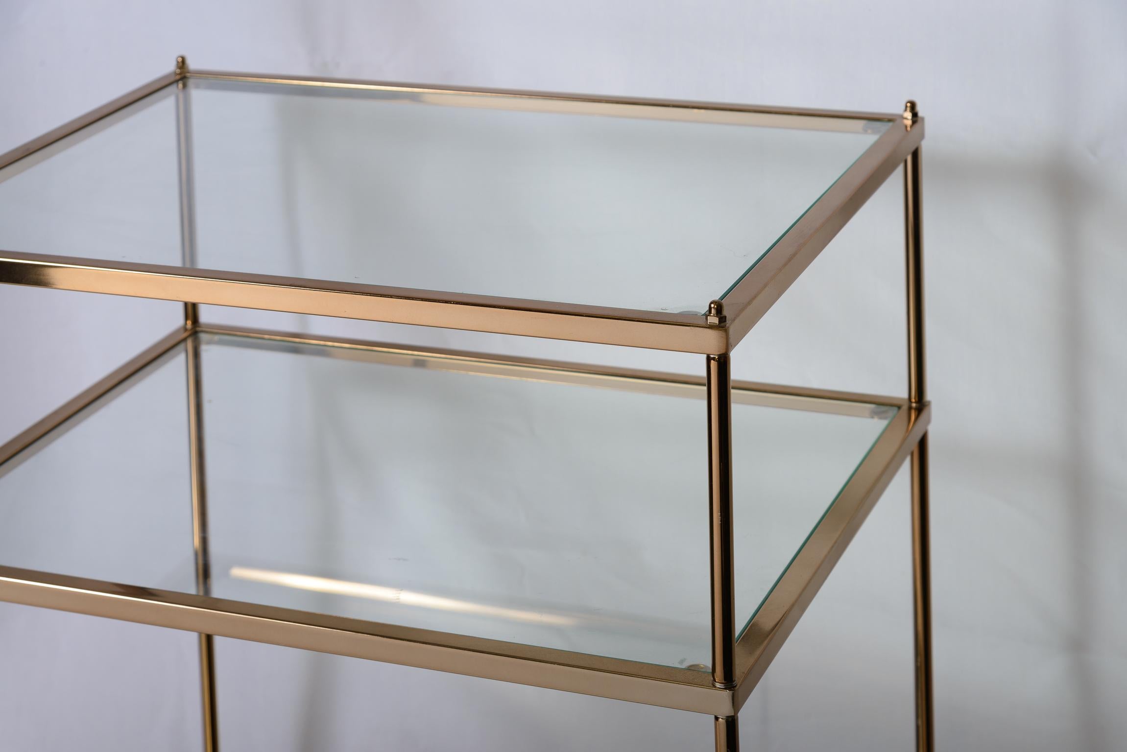 Pareja de mesas auxiliares de tres niveles de metal dorado y cristal al estilo de la Maison Jansen en Bueno estado para la venta en West Palm Beach, FL