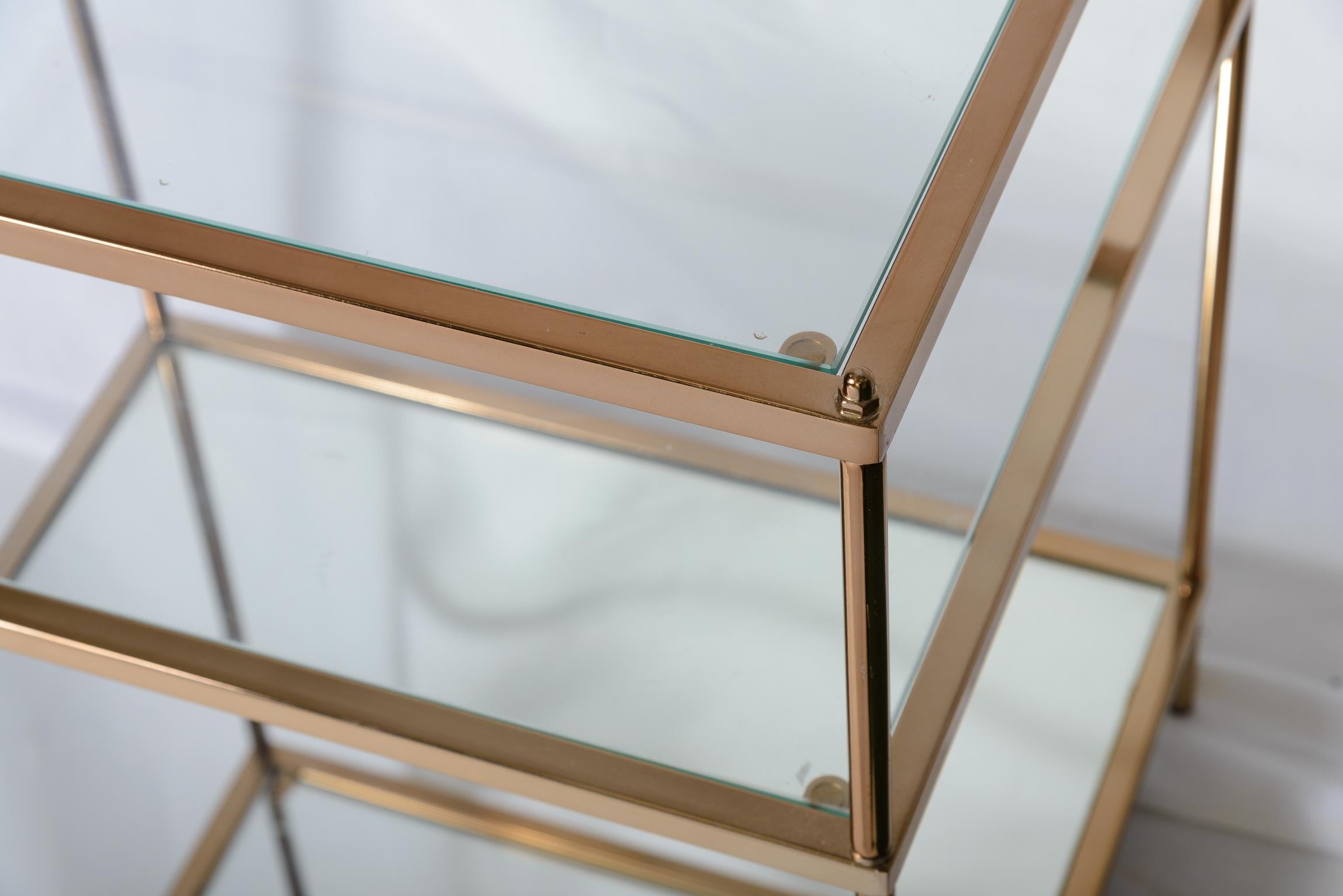 Pareja de mesas auxiliares de tres niveles de metal dorado y cristal al estilo de la Maison Jansen en venta 1