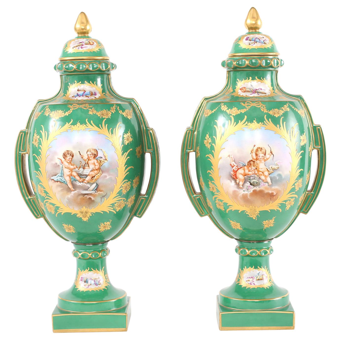Coppia di urne coperte in Dresden Porcelain dorata