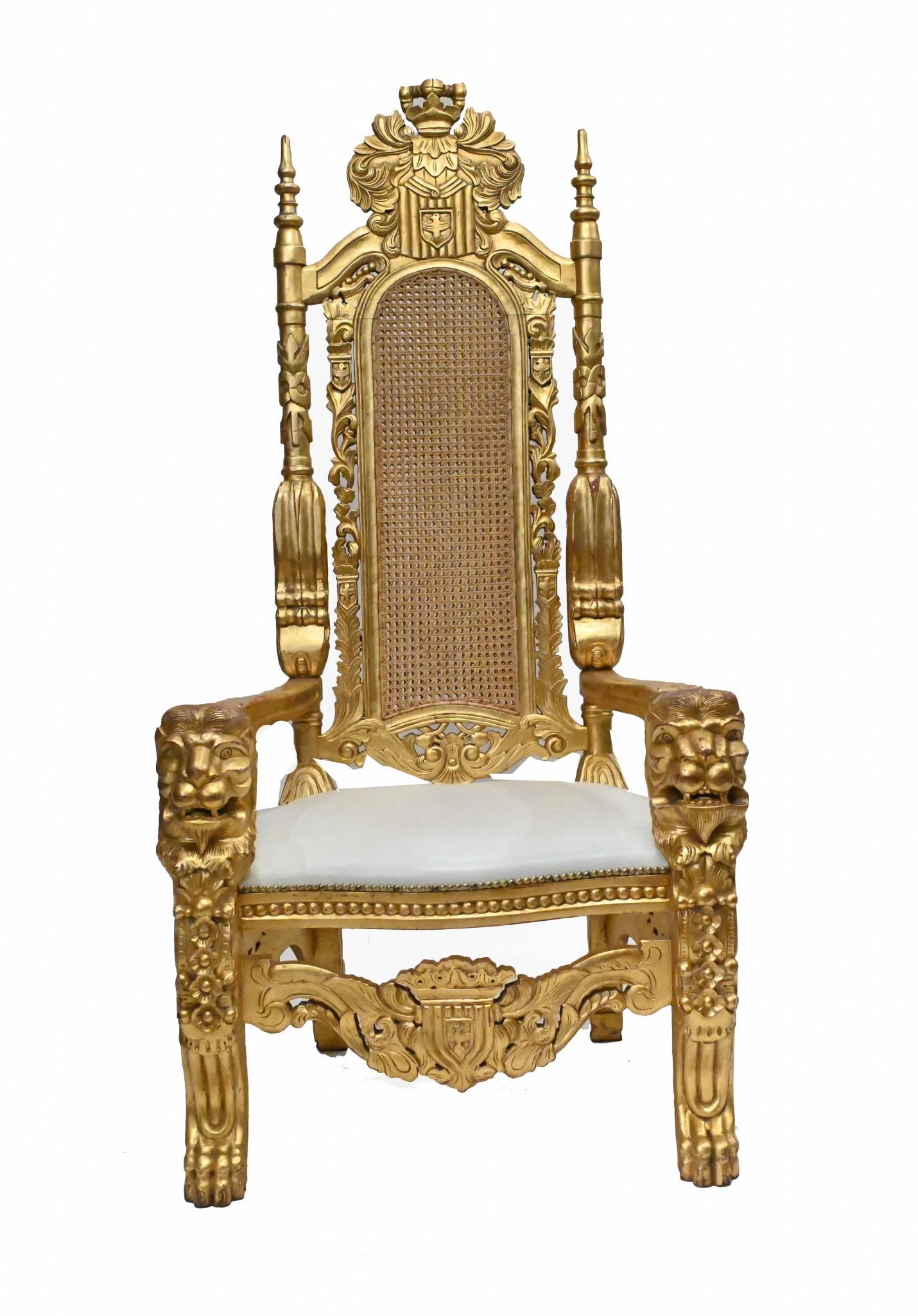 Plus bling-bling qu'une série Made In Chelsea, il s'agit d'une paire de grands trônes dorés.
Sculptée à la main avec des têtes de lions distinctives pour les bras.
Le haut du dossier élaboré mesure presque deux mètres de haut - 175 cm - ce qui lui