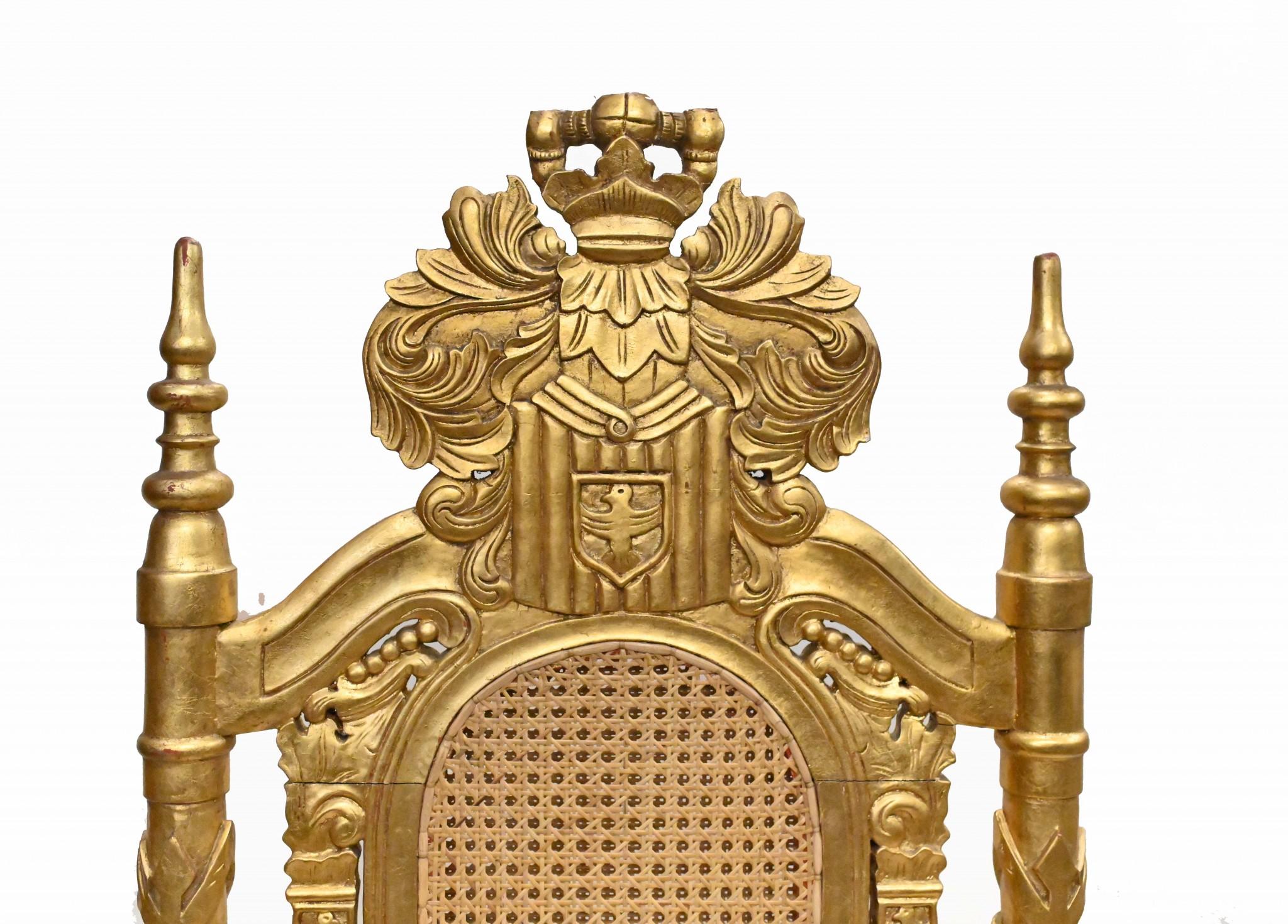 Bois Paire de fauteuils dorés Thrones avec têtes de lions sculptées à la main en vente