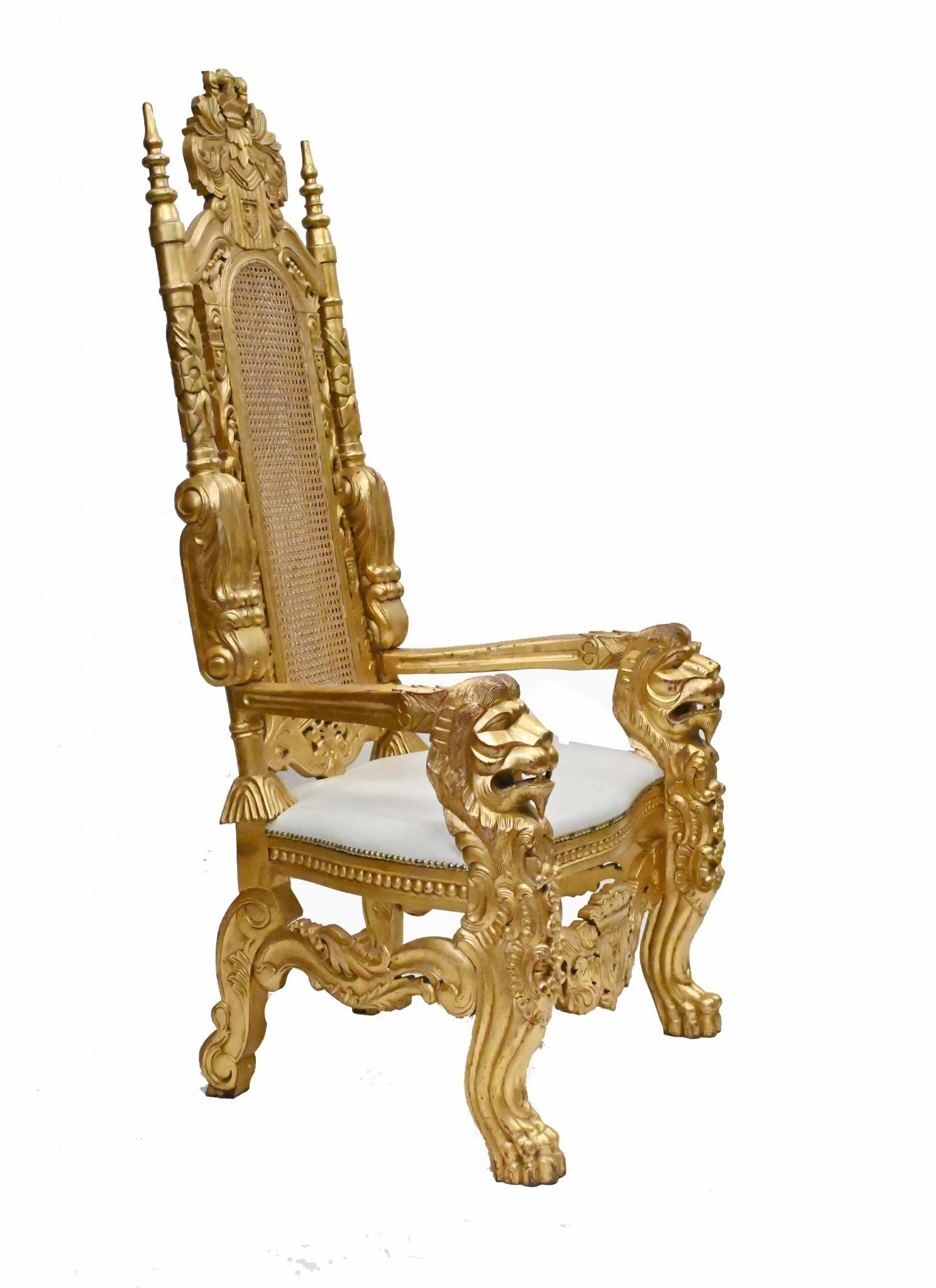 Paire de fauteuils dorés Thrones avec têtes de lions sculptées à la main en vente 1
