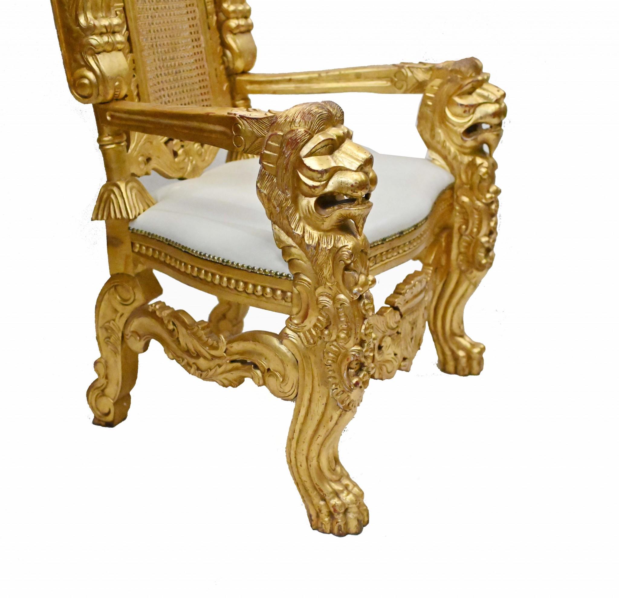 Paire de fauteuils dorés Thrones avec têtes de lions sculptées à la main en vente 2