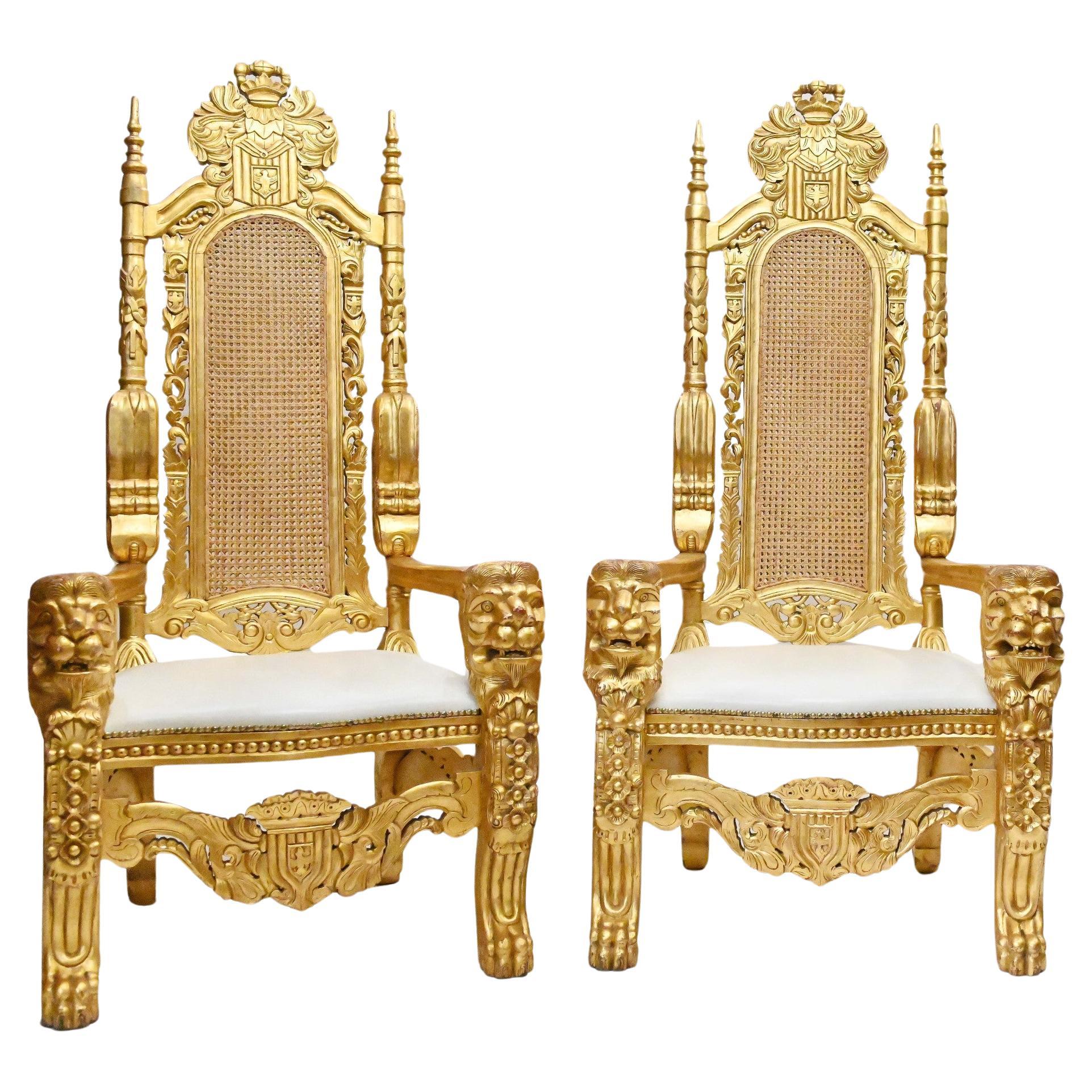 Paire de fauteuils dorés Thrones avec têtes de lions sculptées à la main en vente