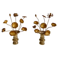 Paire de vases et de fleurs de lotus pour autel bouddhiste en bois doré
