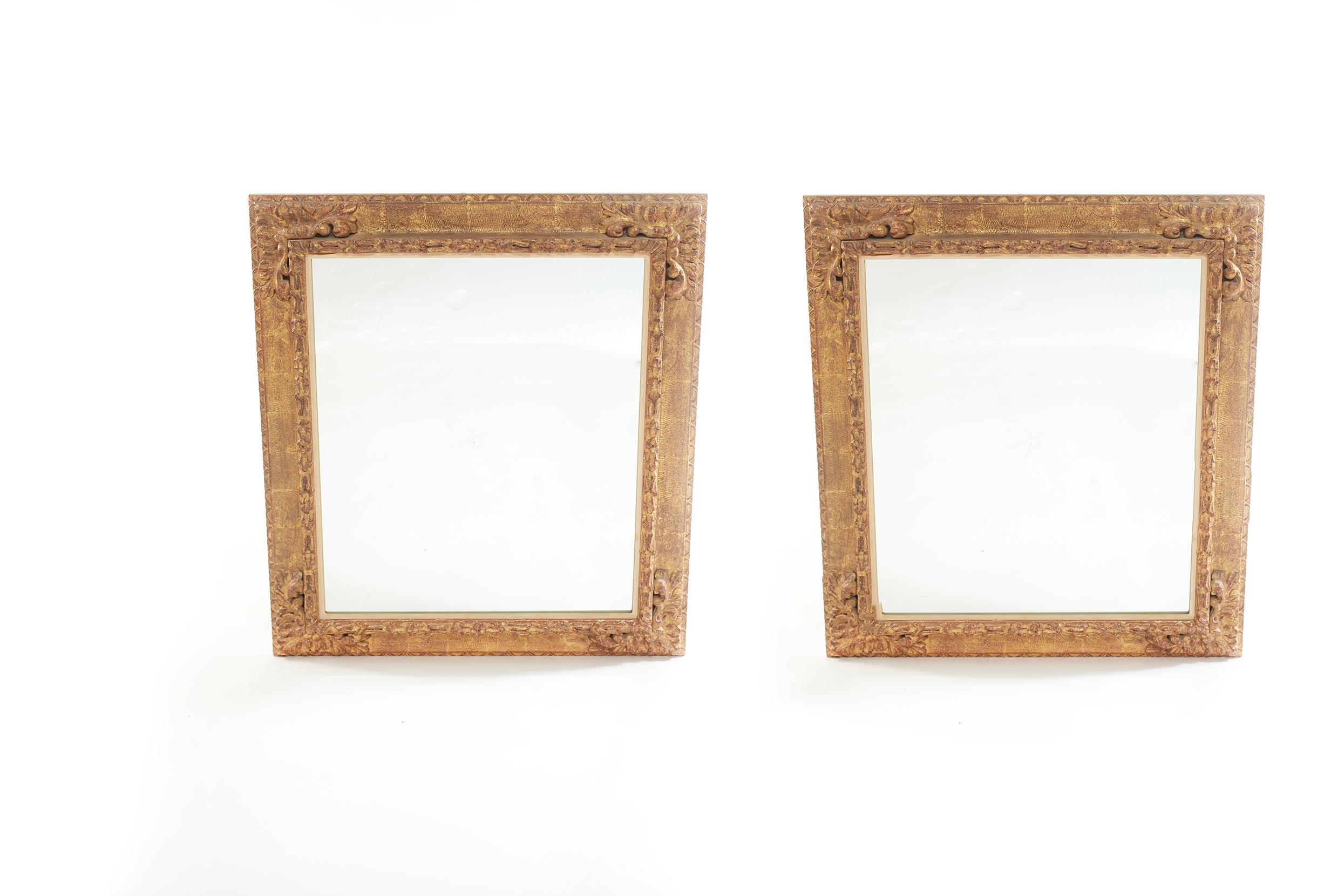 Paar gerahmte Hängespiegel aus vergoldetem Holz (Spiegel)
