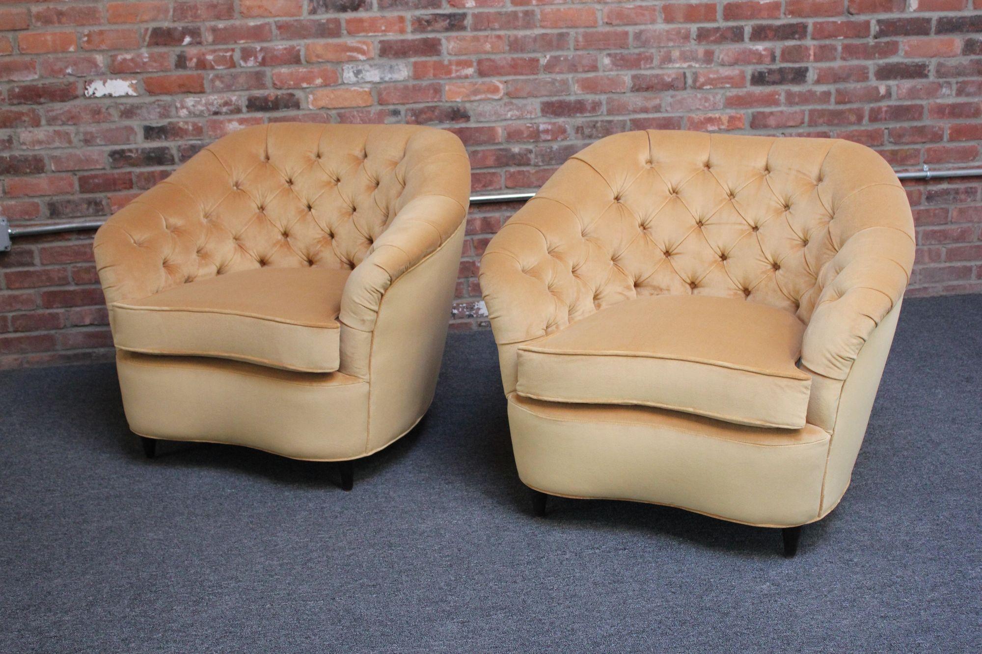 Pair of Gio Ponti for Casa E Giardino club chairs newly reupholstered in Kravet butterscotch velvet (36111-416) with button-tufted detail (ca. 1938, Italy). Sculptural form with spacious seat and elegant curvature to the frame.
Excellent, restored