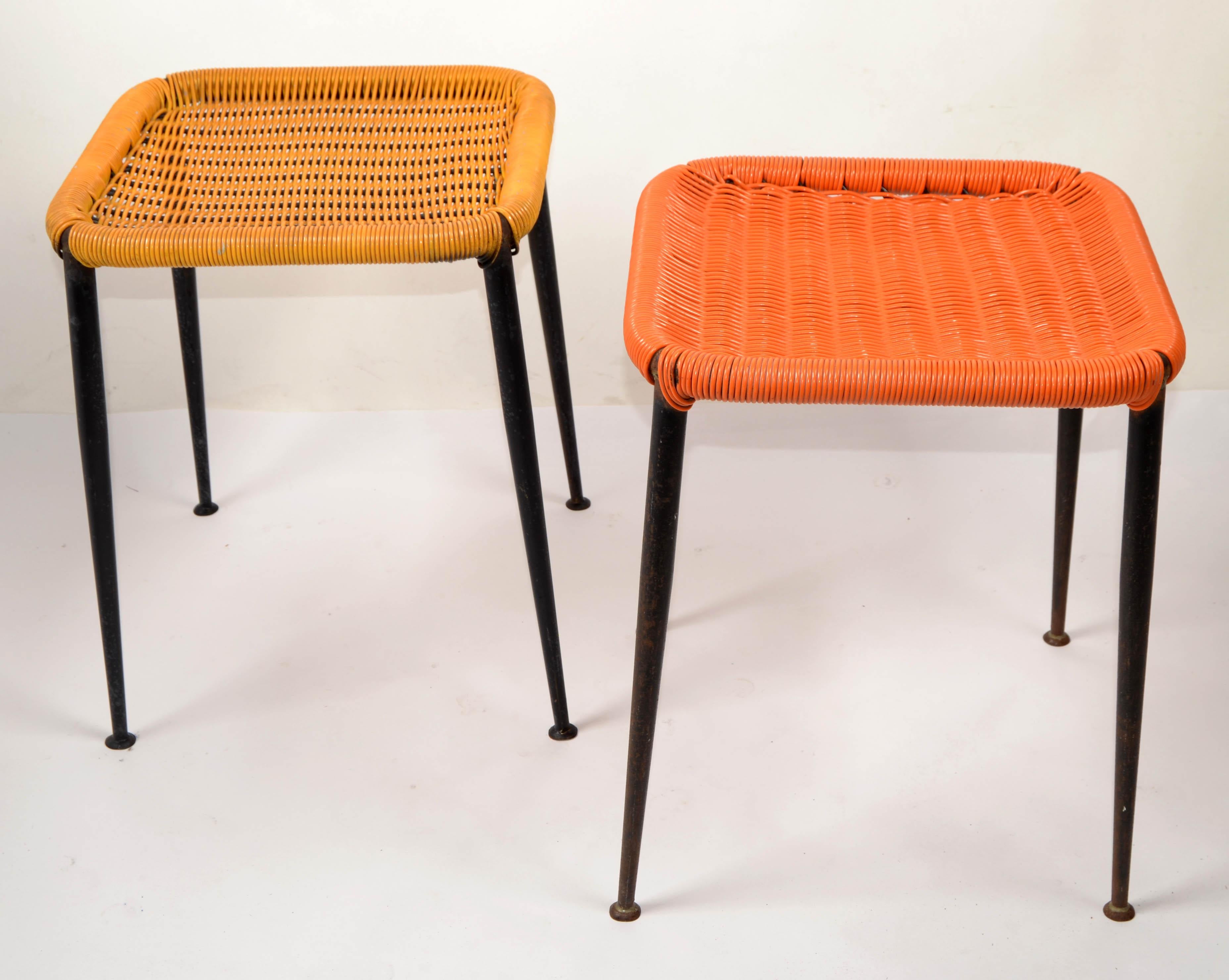 Pair Gio Ponti Style Steel & Handwoven Plastic Stools Italy Mid-Century Modern In Good Condition For Sale In Miami, FL