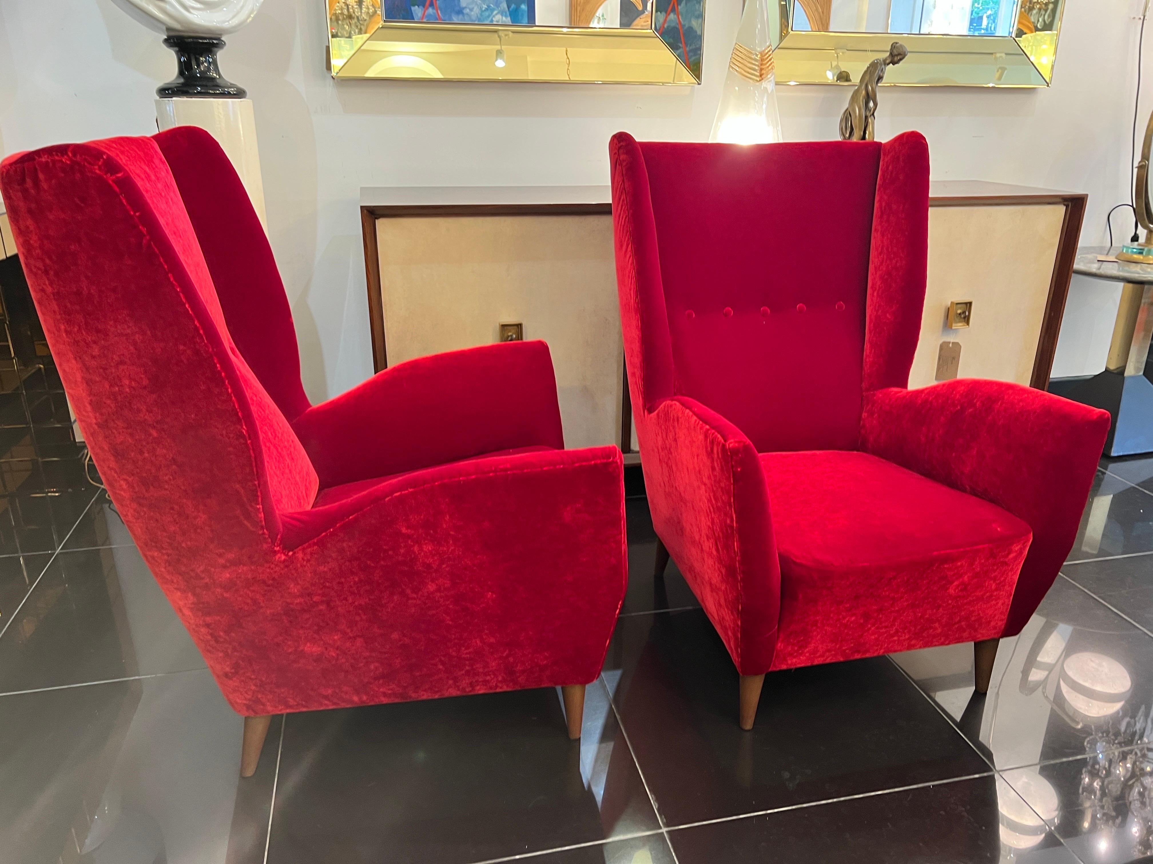 Pair Gio Ponti wingback armchairs in Venetian red velvet  For Sale 3