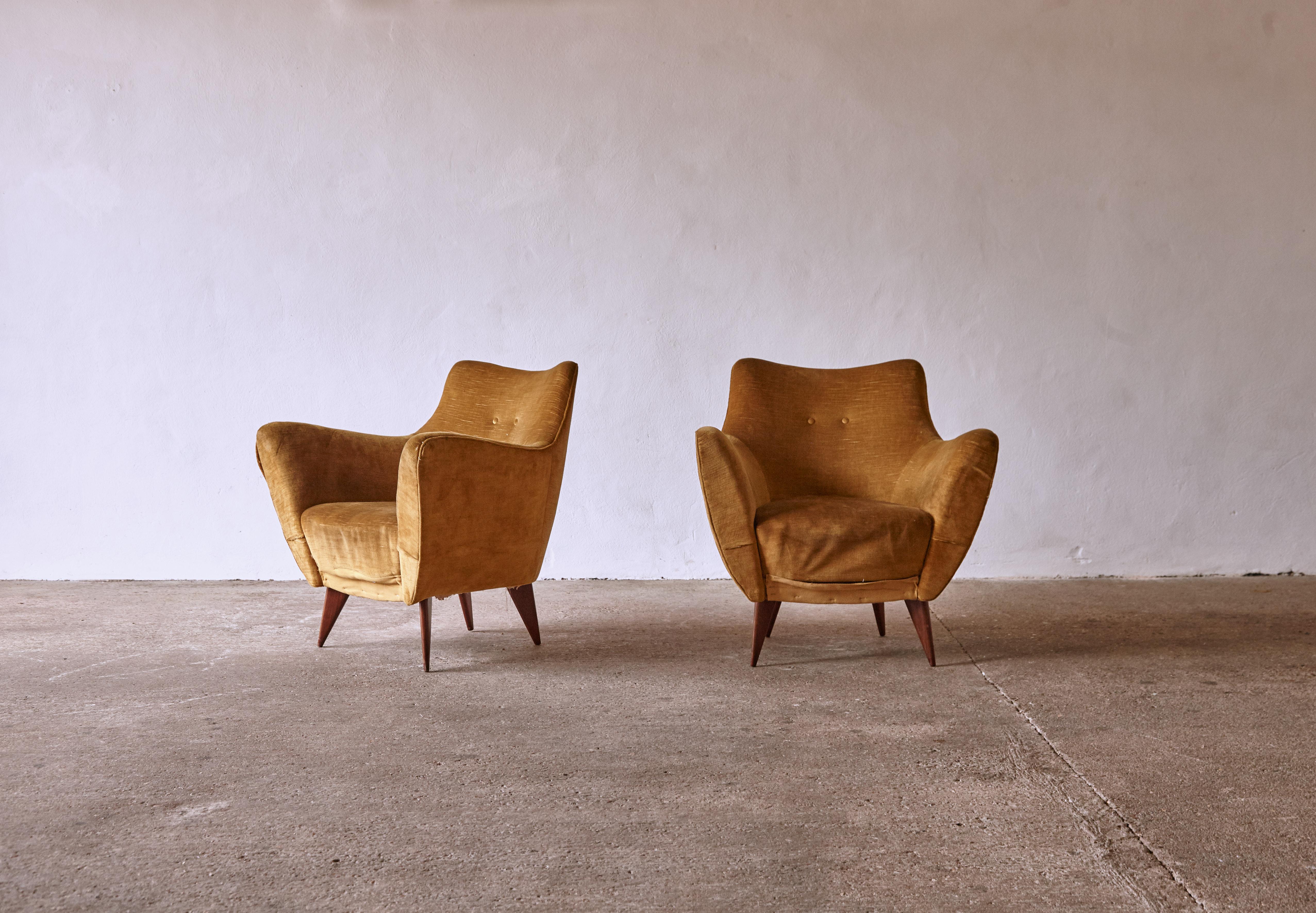 A wonderful pair of original Giulia Veronesi Perla armchairs, I.S.A. Bergamo, Italy, 1950s. The structure of the chairs is due to age and wear the chairs require reupholstery. The chairs are sold as are for reupholstery by the customer. Fast