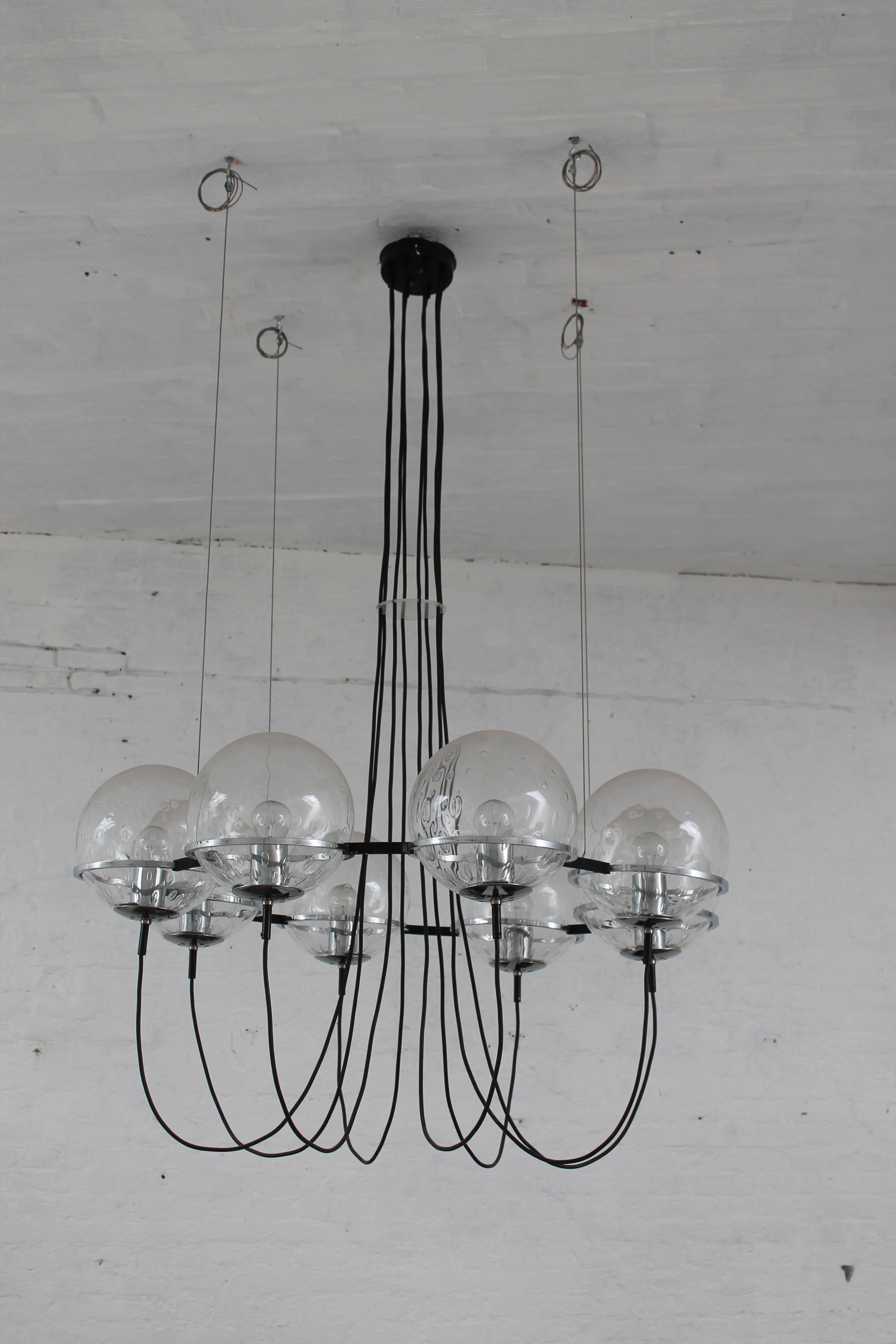 A pair glass ball chandeliers by RAAK 1960s
each chandelier had eight clear glass balls decorated with airbulbs
black and chrome metal basket
good original condition, also wired for US use.

Adjustable in height.

   
