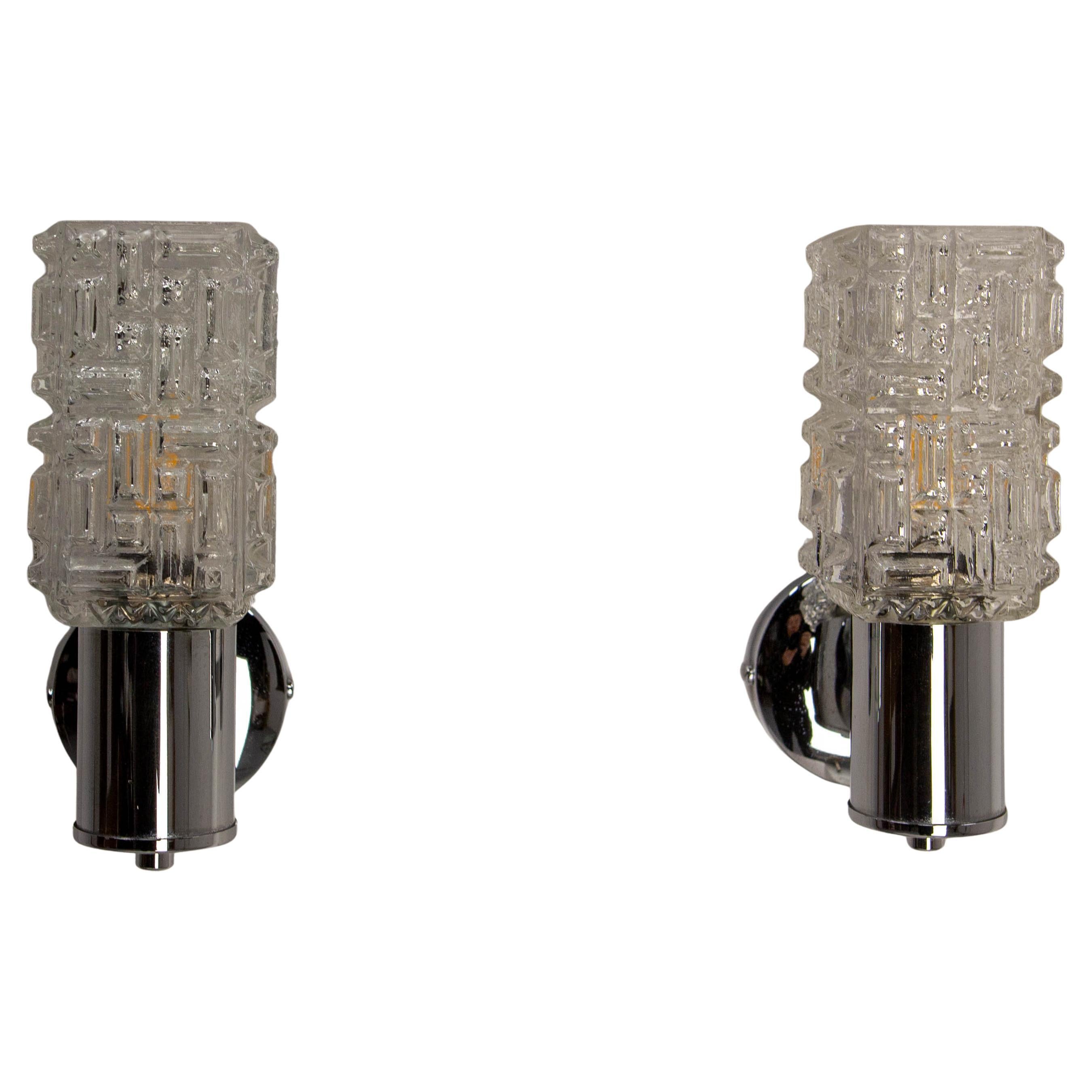 Midcentury pair of wall lights French made circa 1960. 
Chrome and textured glass.
These are suitable to USA and EU or UK standards.

Good vintage condition

Shipping:
13 / 18 / 21 cm 1.3 kg.