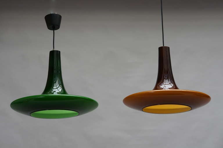 L'une des deux lampes à suspension en verre de Peil and Putzler, 1970, Allemagne en vente 3