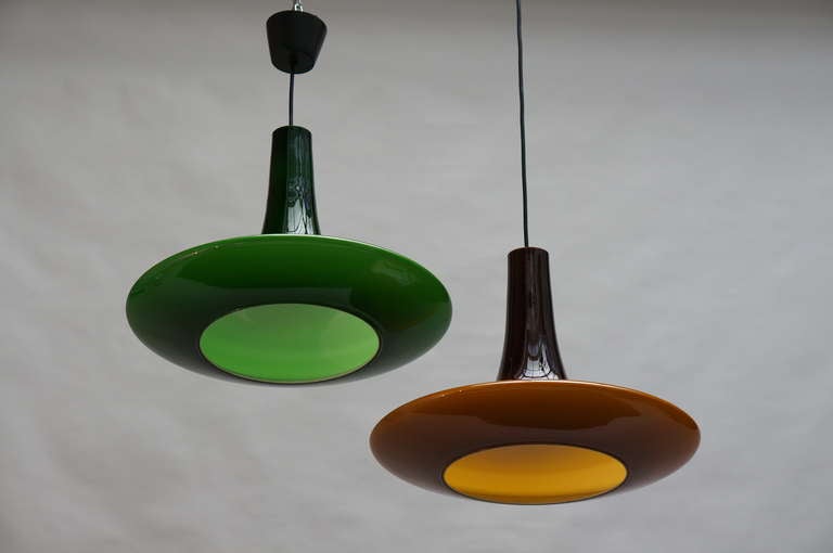 Allemand L'une des deux lampes à suspension en verre de Peil and Putzler, 1970, Allemagne en vente