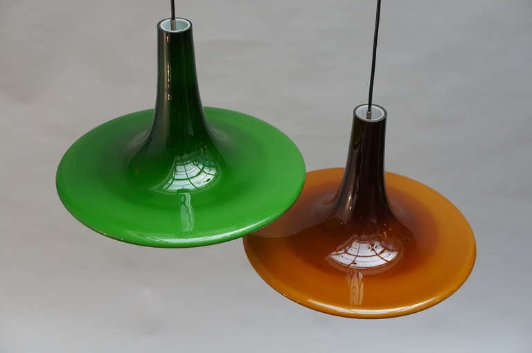 L'une des deux lampes à suspension en verre de Peil and Putzler, 1970, Allemagne Bon état - En vente à Antwerp, BE