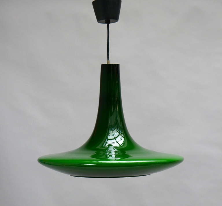 20ième siècle L'une des deux lampes à suspension en verre de Peil and Putzler, 1970, Allemagne en vente