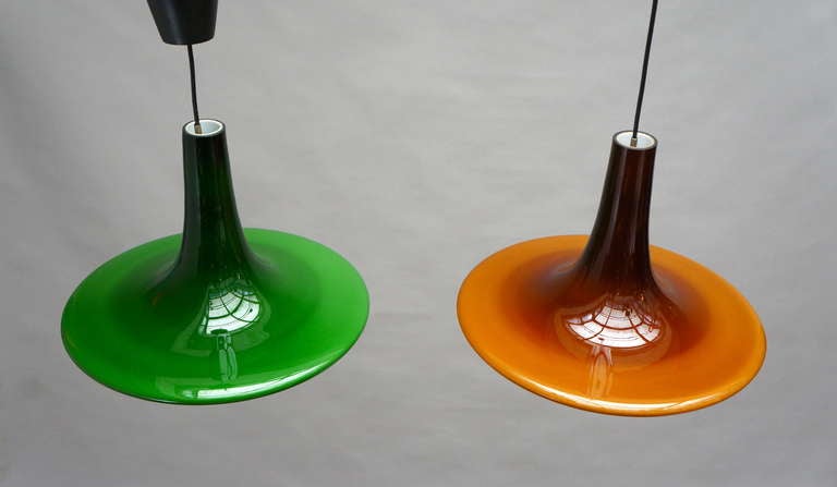 L'une des deux lampes à suspension en verre de Peil and Putzler, 1970, Allemagne en vente 1