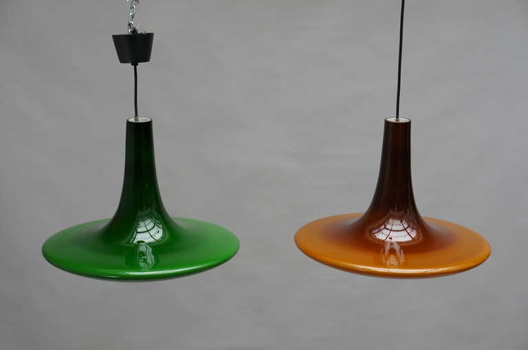 L'une des deux lampes à suspension en verre de Peil and Putzler, 1970, Allemagne en vente 2